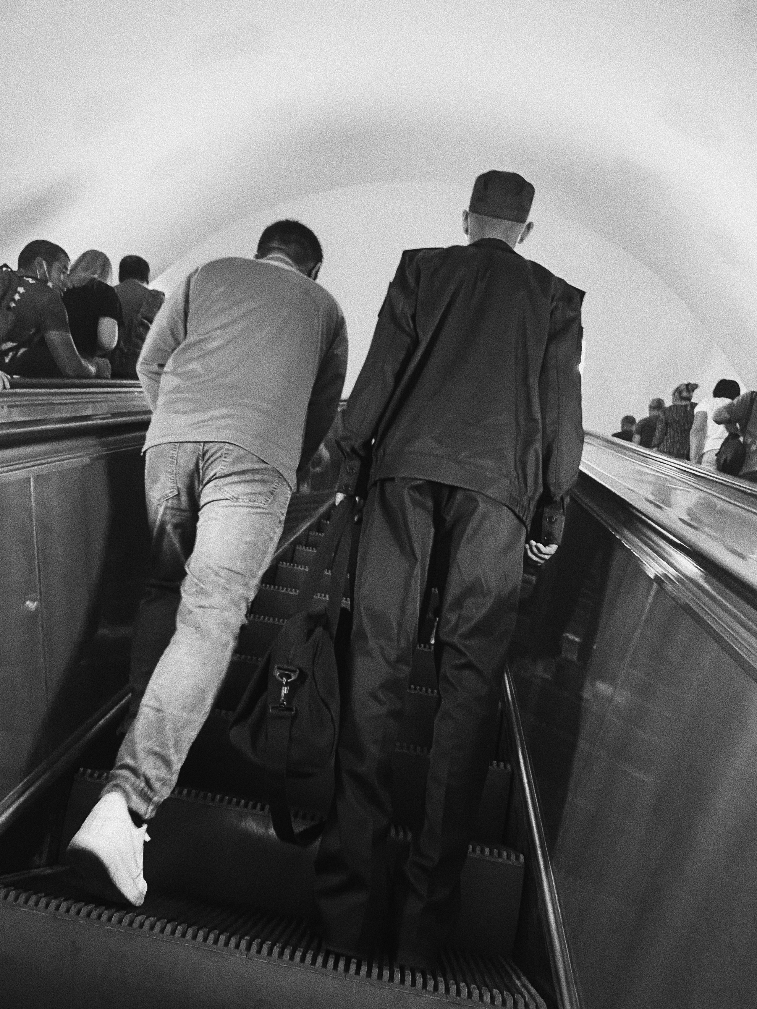 Étrangers. Carolinetru