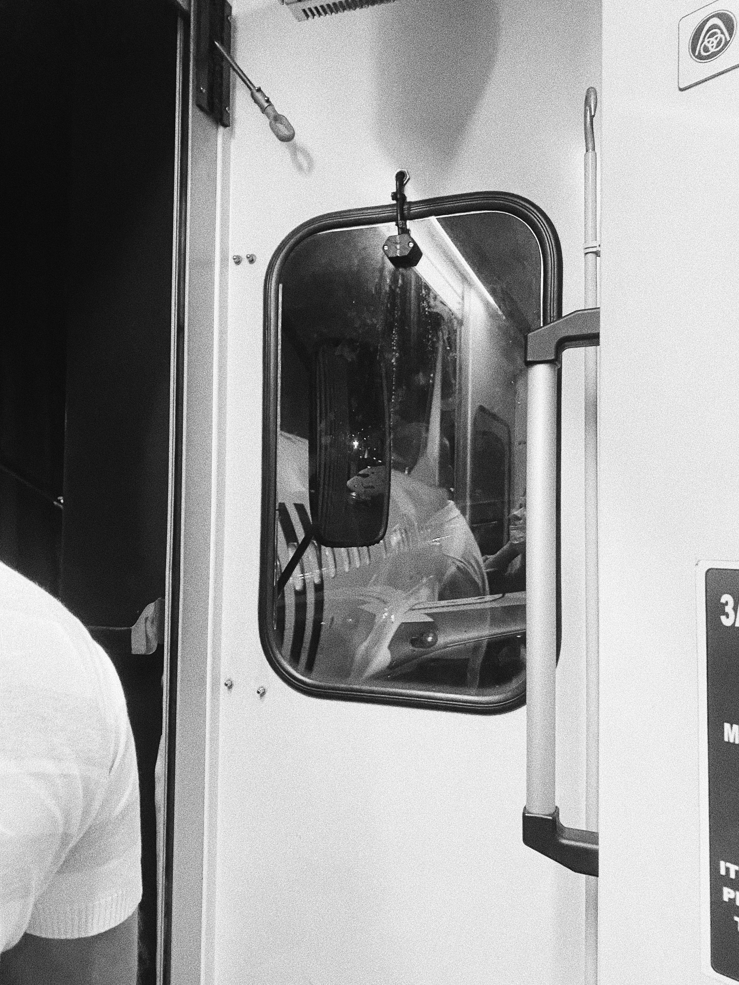 Étrangers. Carolinetru