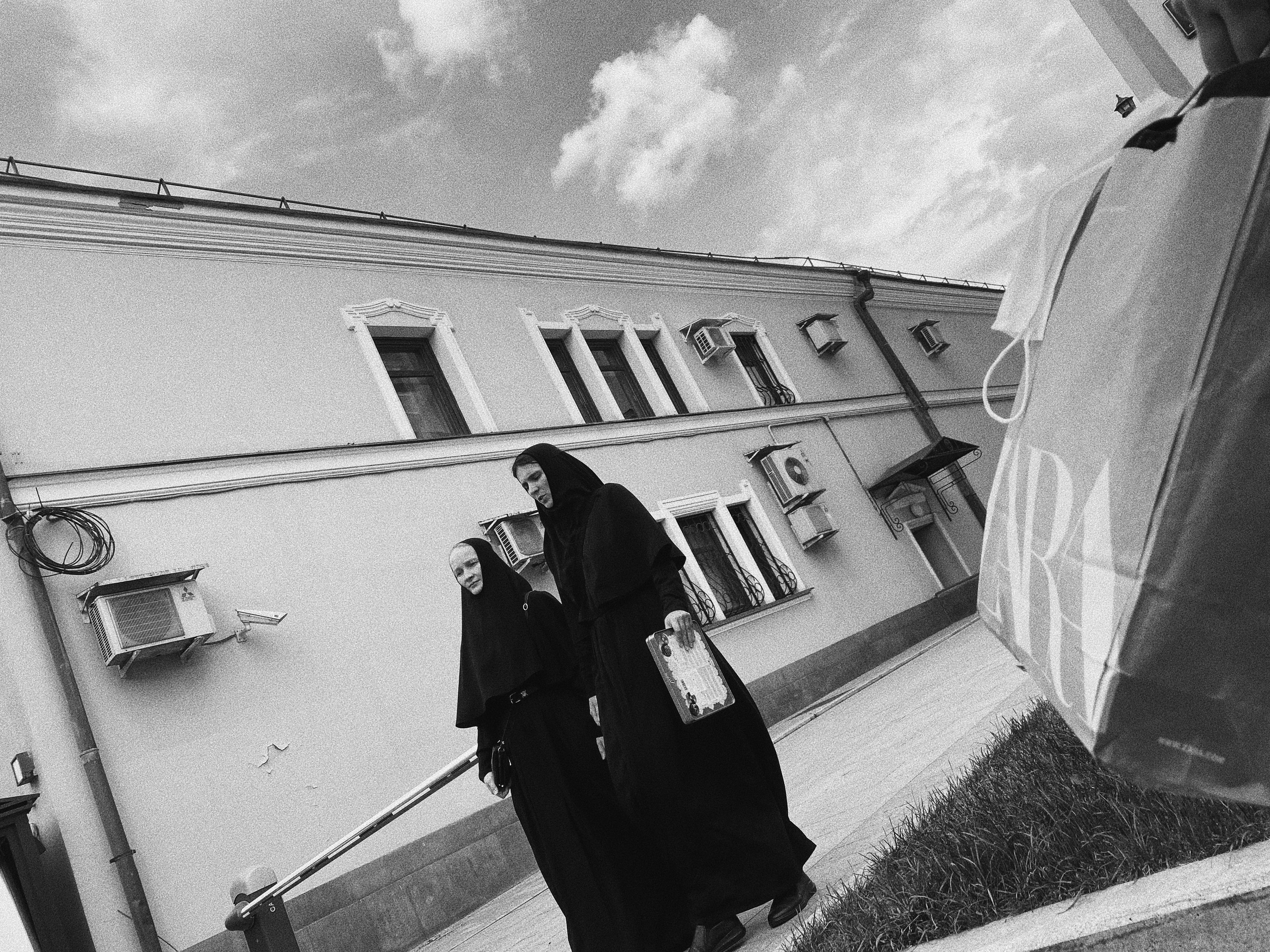 Étrangers. Carolinetru