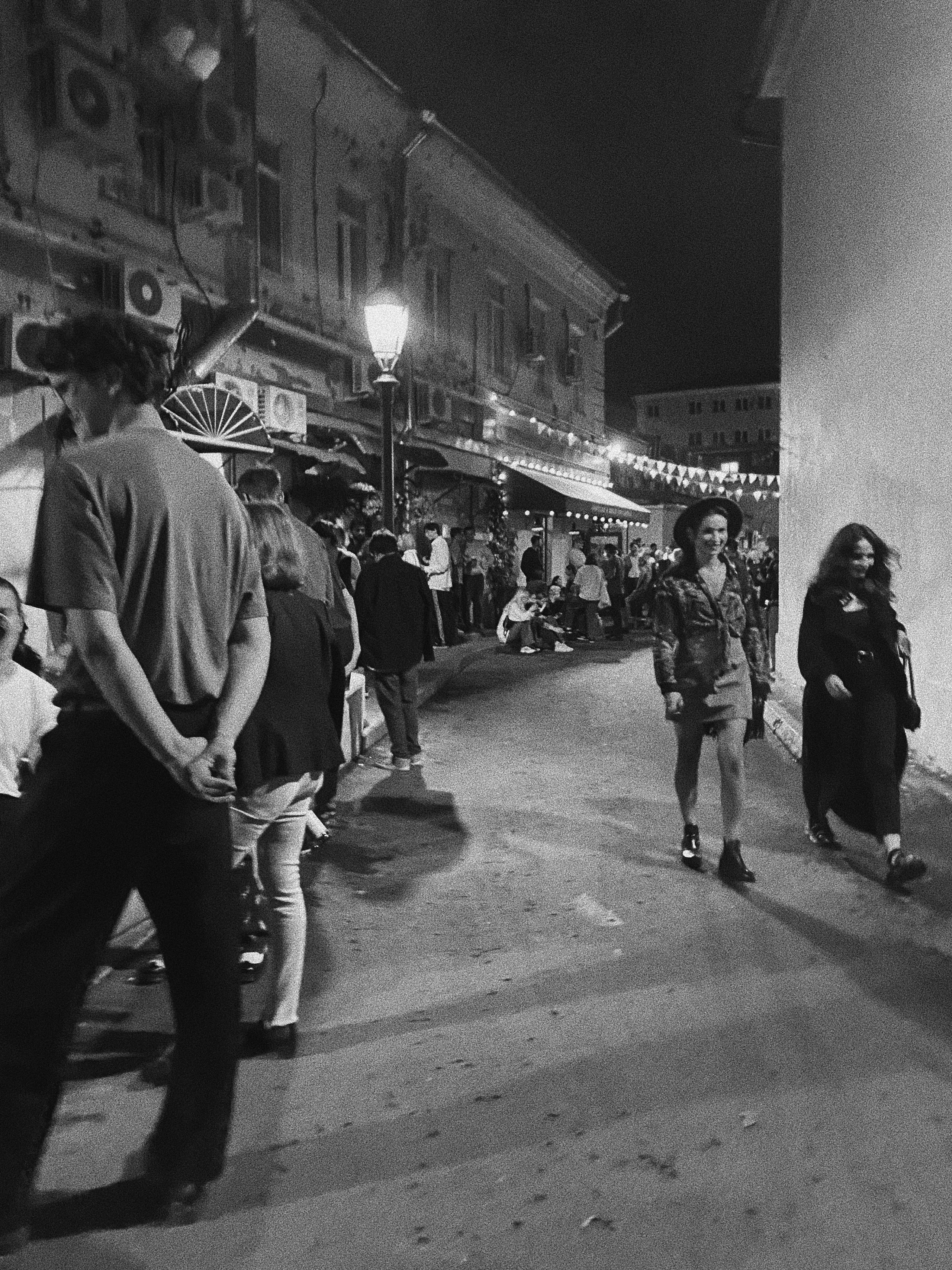 Étrangers. Carolinetru