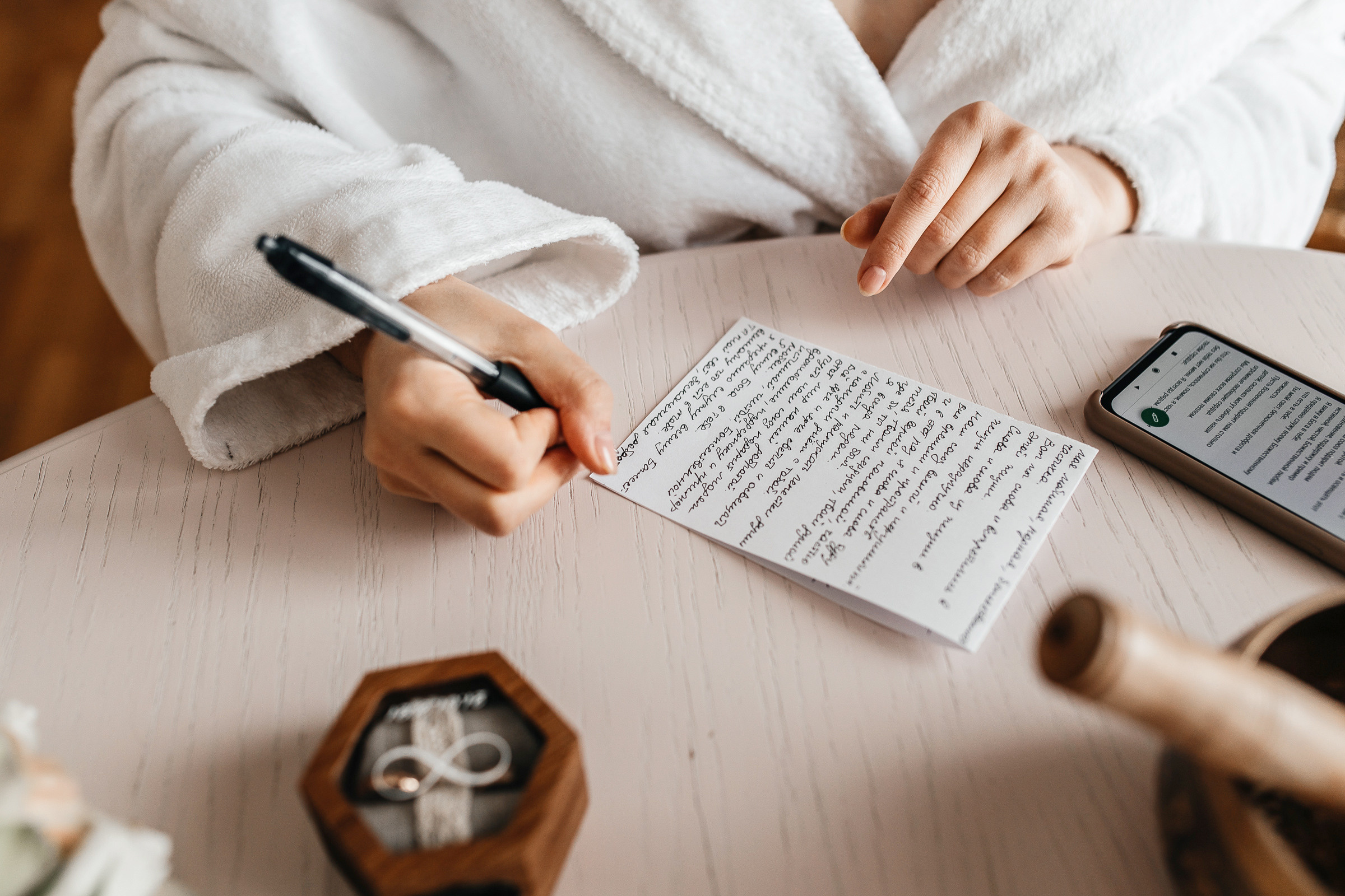 Здравствуйте! Я свадебный фотограф из Ульяновска, работаю в том числе по всей России и с выездом за границу. Снимаю свадьбы, lovestory, корпоративы, светский репортаж. Провожу обучение по фотографии, мастер-классы и воркшопы для других фотографов.