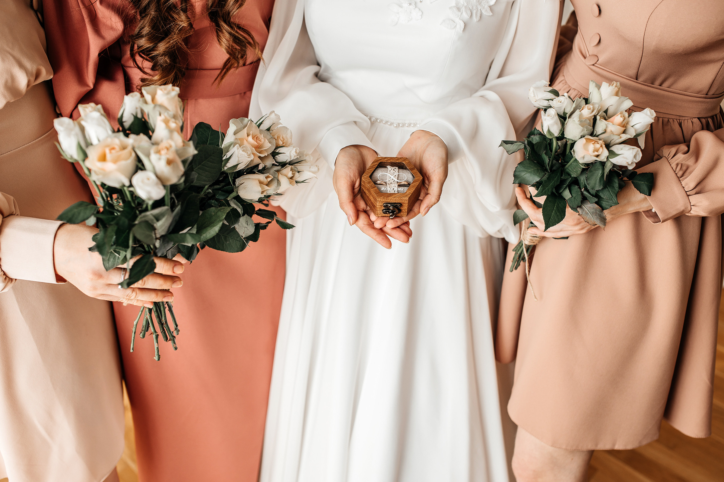 Здравствуйте! Я свадебный фотограф из Ульяновска, работаю в том числе по всей России и с выездом за границу. Снимаю свадьбы, lovestory, корпоративы, светский репортаж. Провожу обучение по фотографии, мастер-классы и воркшопы для других фотографов.