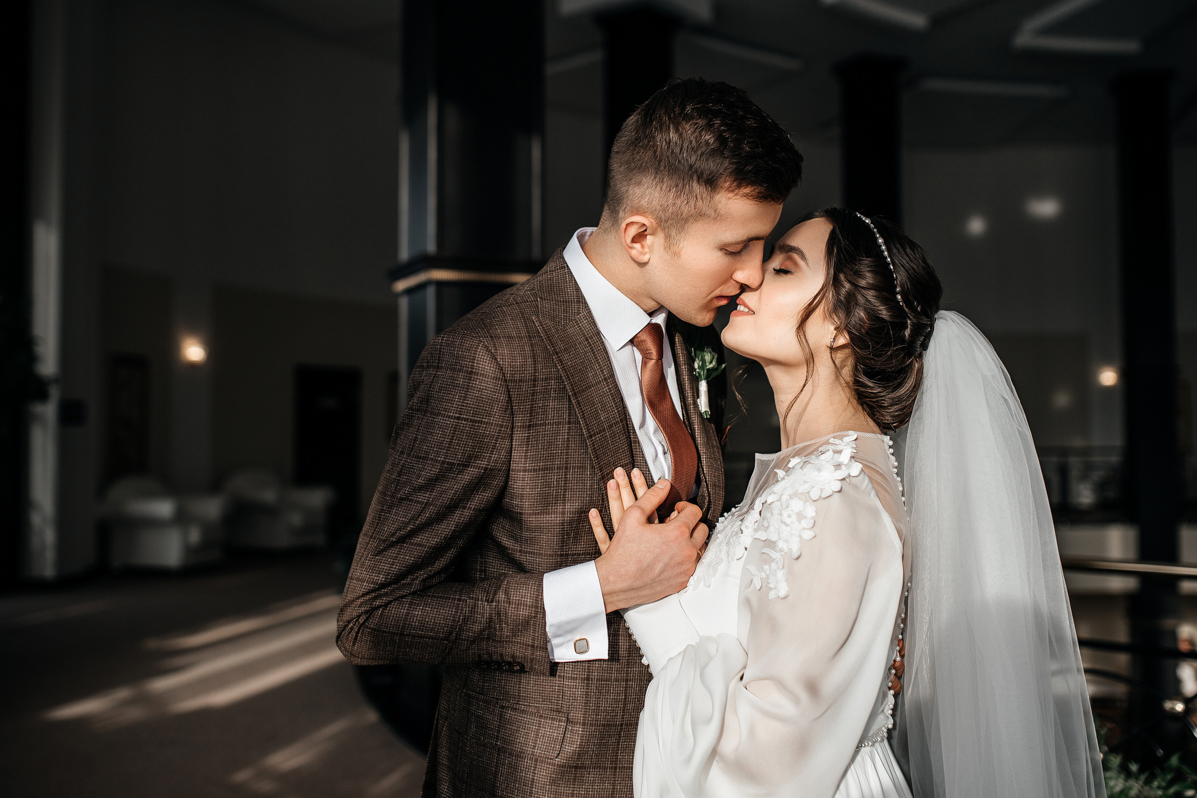 Здравствуйте! Я свадебный фотограф из Ульяновска, работаю в том числе по всей России и с выездом за границу. Снимаю свадьбы, lovestory, корпоративы, светский репортаж. Провожу обучение по фотографии, мастер-классы и воркшопы для других фотографов.