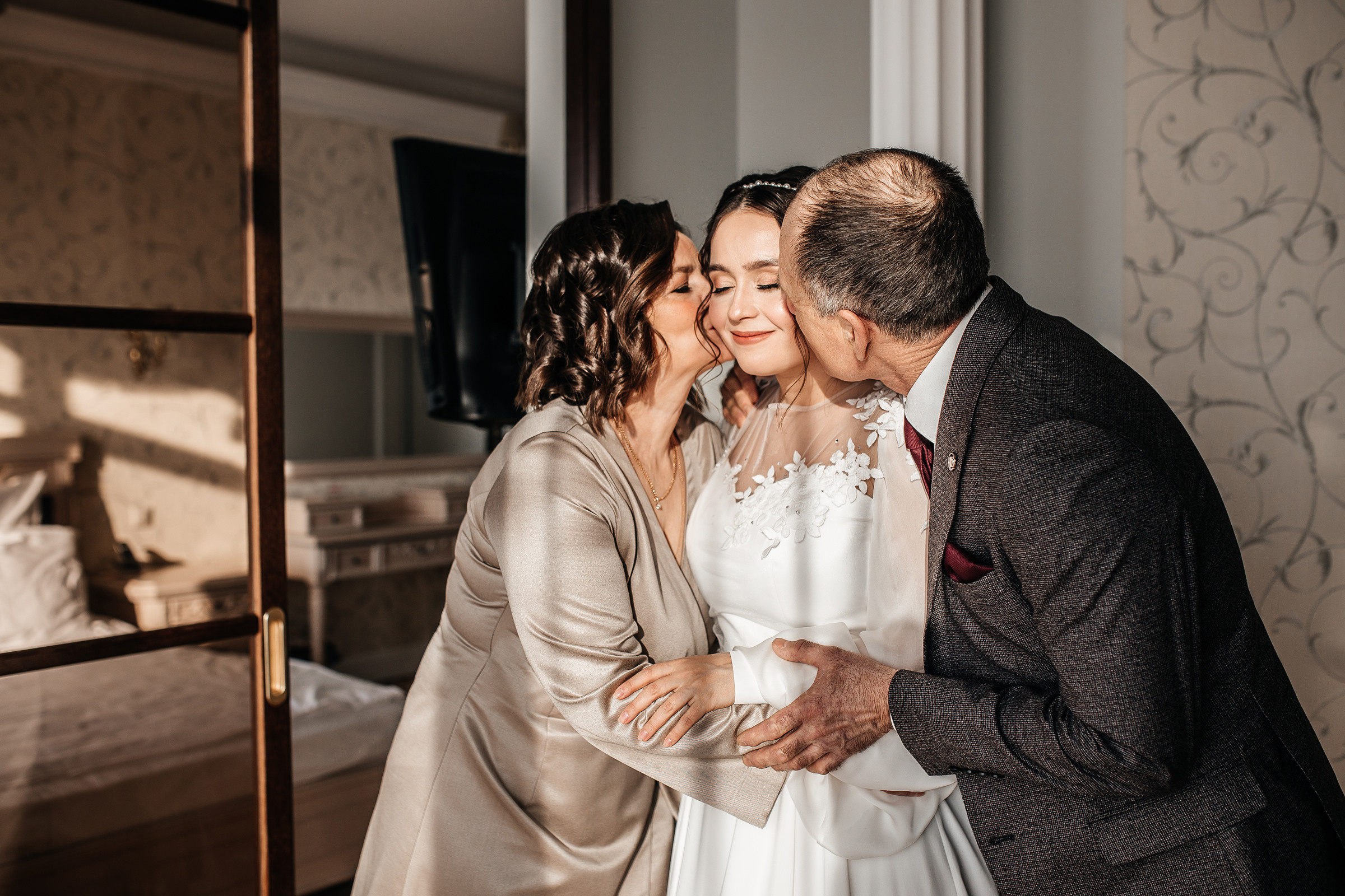 Здравствуйте! Я свадебный фотограф из Ульяновска, работаю в том числе по всей России и с выездом за границу. Снимаю свадьбы, lovestory, корпоративы, светский репортаж. Провожу обучение по фотографии, мастер-классы и воркшопы для других фотографов.