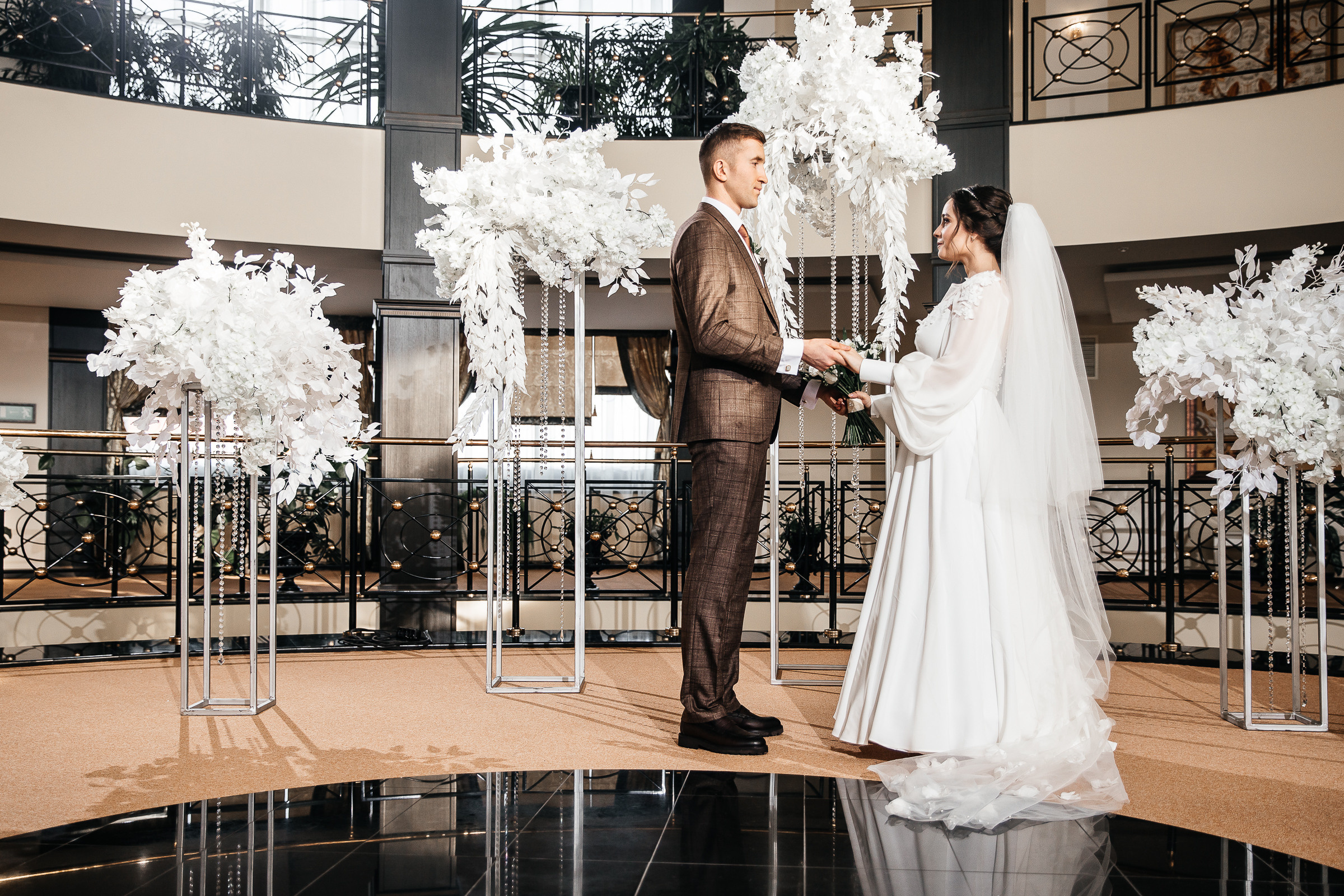 Здравствуйте! Я свадебный фотограф из Ульяновска, работаю в том числе по всей России и с выездом за границу. Снимаю свадьбы, lovestory, корпоративы, светский репортаж. Провожу обучение по фотографии, мастер-классы и воркшопы для других фотографов.