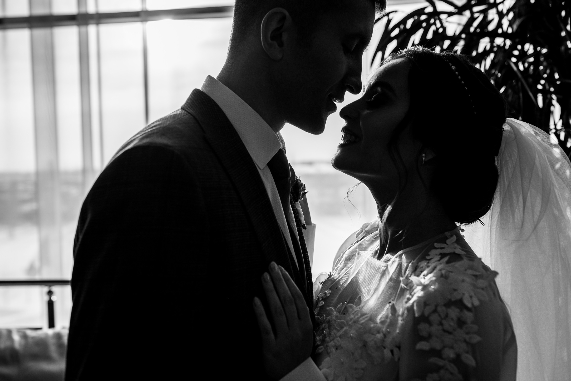 Здравствуйте! Я свадебный фотограф из Ульяновска, работаю в том числе по всей России и с выездом за границу. Снимаю свадьбы, lovestory, корпоративы, светский репортаж. Провожу обучение по фотографии, мастер-классы и воркшопы для других фотографов.