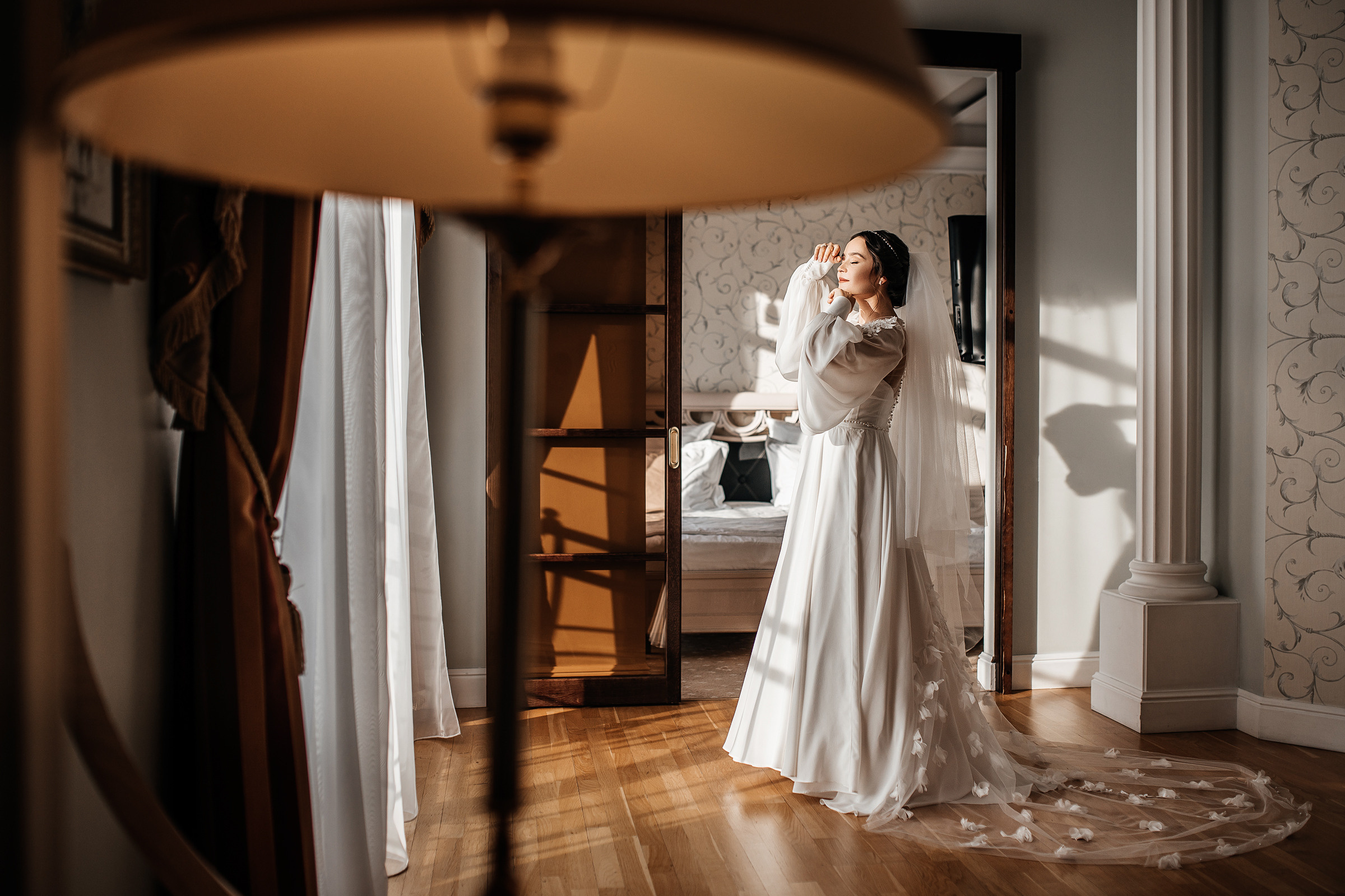 Здравствуйте! Я свадебный фотограф из Ульяновска, работаю в том числе по всей России и с выездом за границу. Снимаю свадьбы, lovestory, корпоративы, светский репортаж. Провожу обучение по фотографии, мастер-классы и воркшопы для других фотографов.