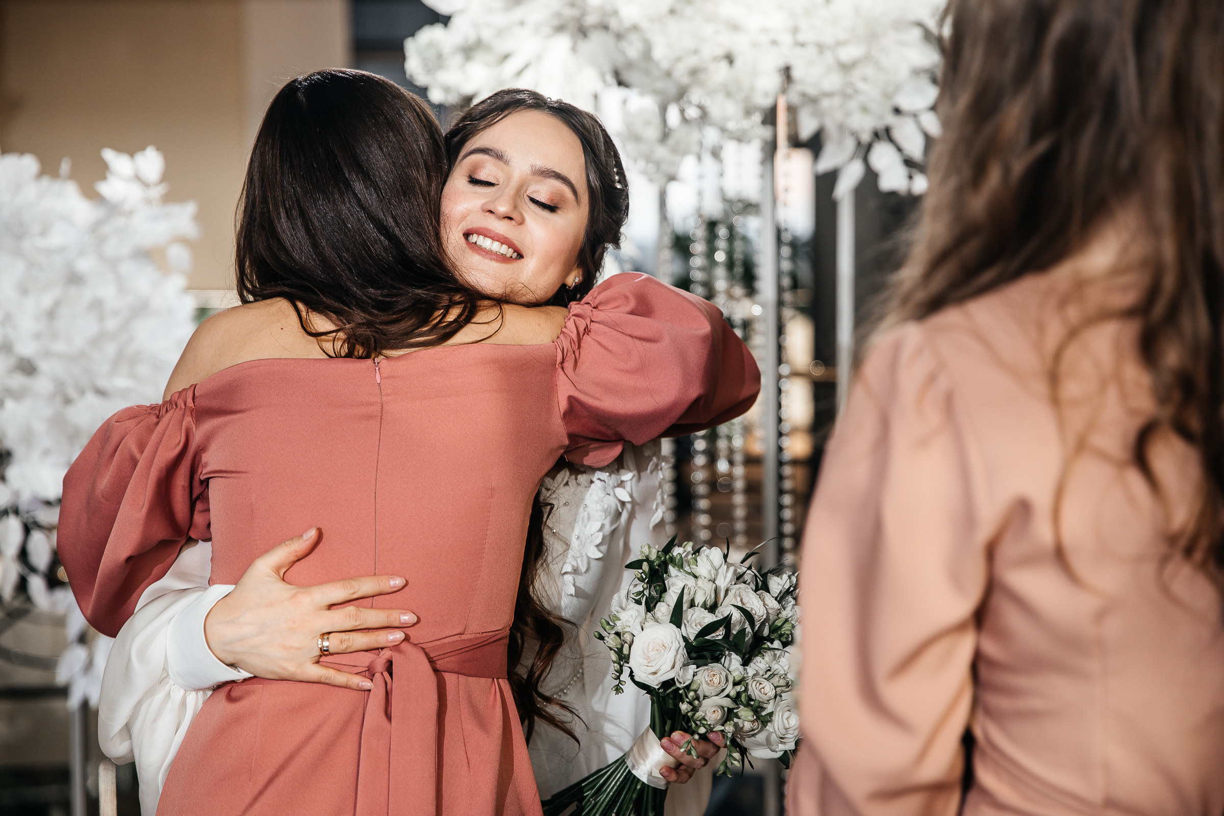 Здравствуйте! Я свадебный фотограф из Ульяновска, работаю в том числе по всей России и с выездом за границу. Снимаю свадьбы, lovestory, корпоративы, светский репортаж. Провожу обучение по фотографии, мастер-классы и воркшопы для других фотографов.