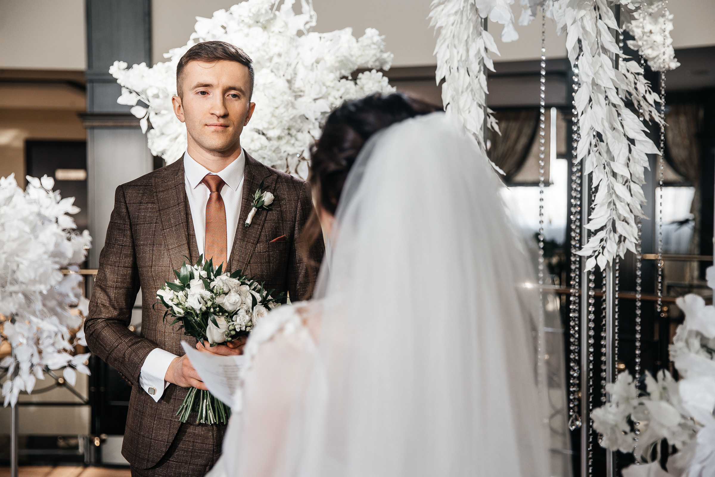 Здравствуйте! Я свадебный фотограф из Ульяновска, работаю в том числе по всей России и с выездом за границу. Снимаю свадьбы, lovestory, корпоративы, светский репортаж. Провожу обучение по фотографии, мастер-классы и воркшопы для других фотографов.