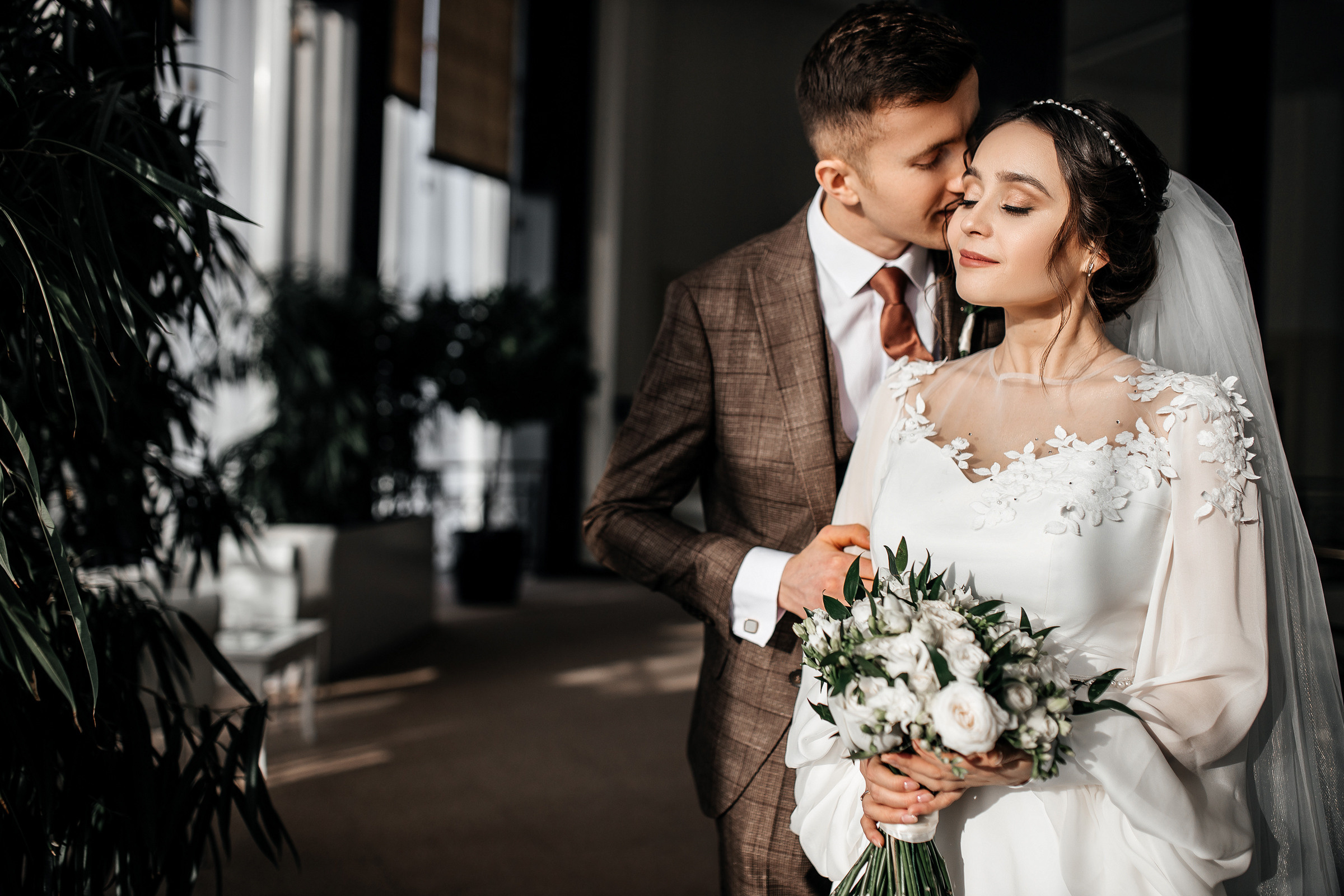 Здравствуйте! Я свадебный фотограф из Ульяновска, работаю в том числе по всей России и с выездом за границу. Снимаю свадьбы, lovestory, корпоративы, светский репортаж. Провожу обучение по фотографии, мастер-классы и воркшопы для других фотографов.