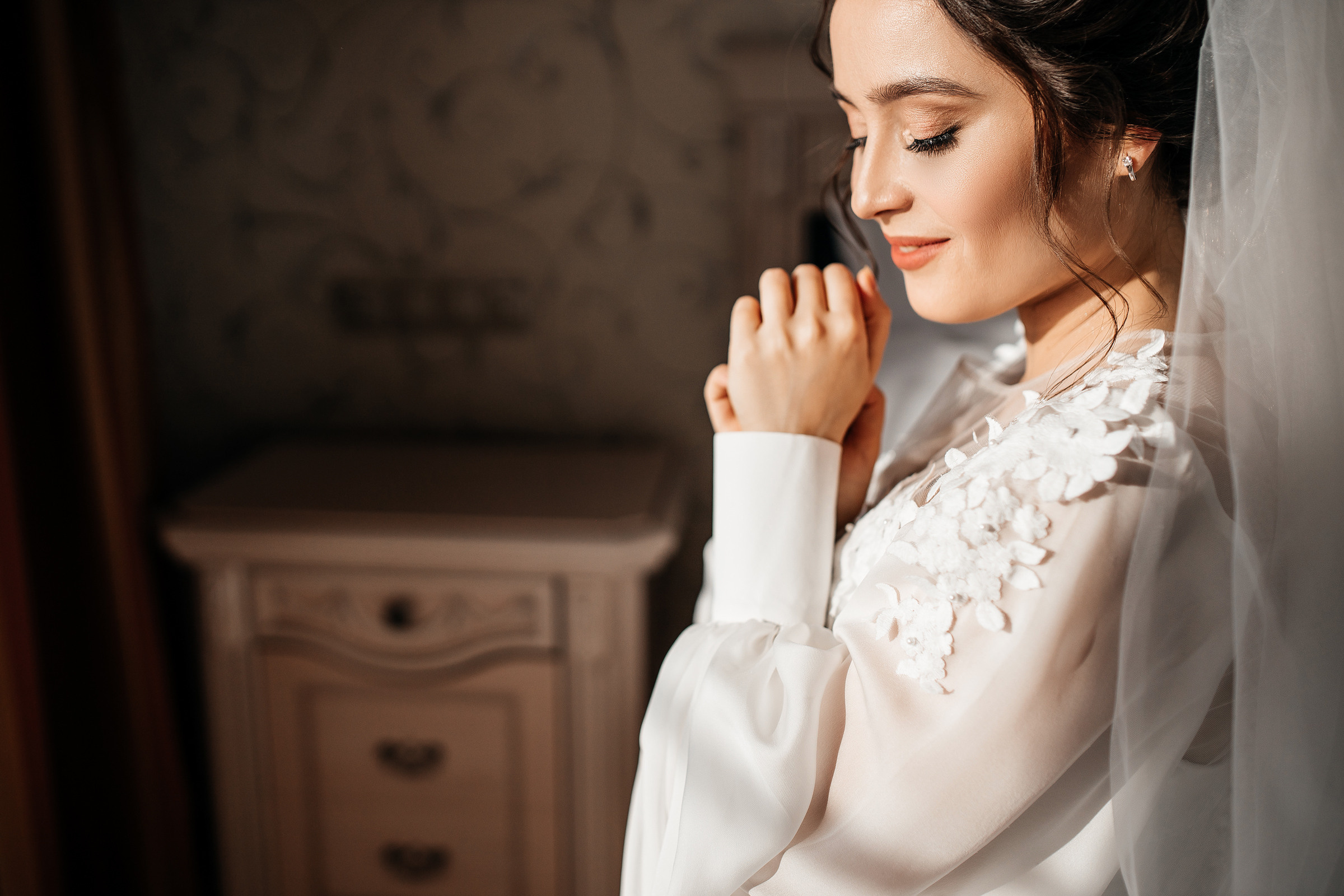 Здравствуйте! Я свадебный фотограф из Ульяновска, работаю в том числе по всей России и с выездом за границу. Снимаю свадьбы, lovestory, корпоративы, светский репортаж. Провожу обучение по фотографии, мастер-классы и воркшопы для других фотографов.