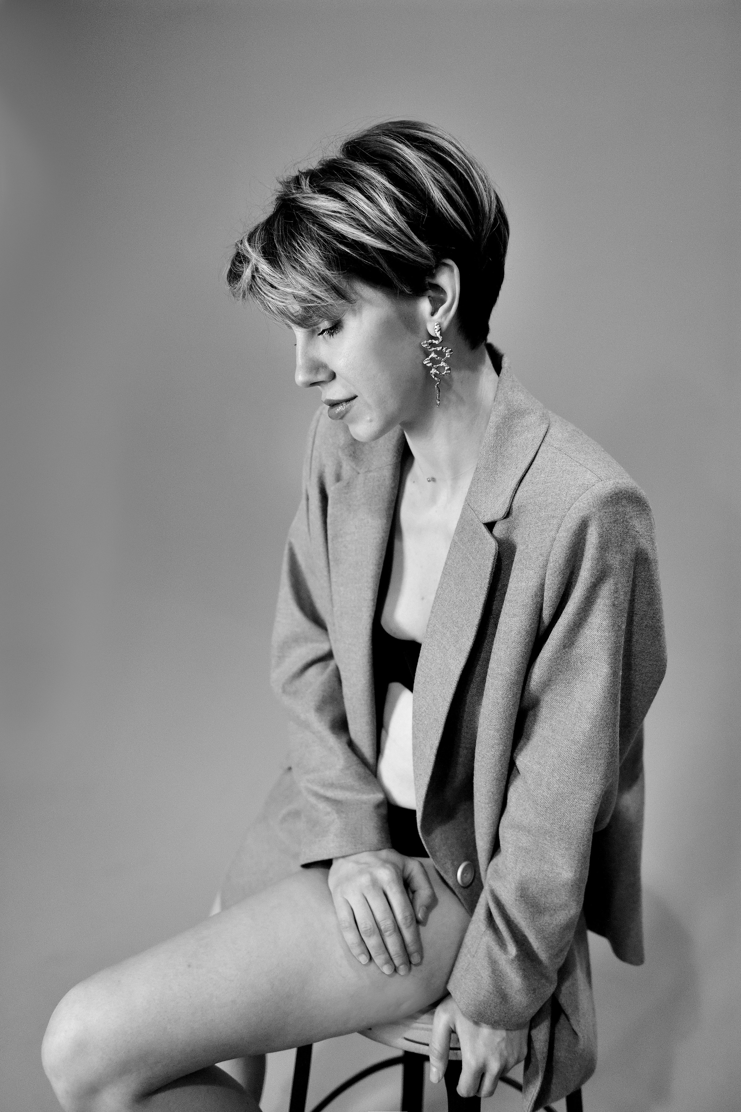 Черно-белая портретная фотография девушки в пиджаке.