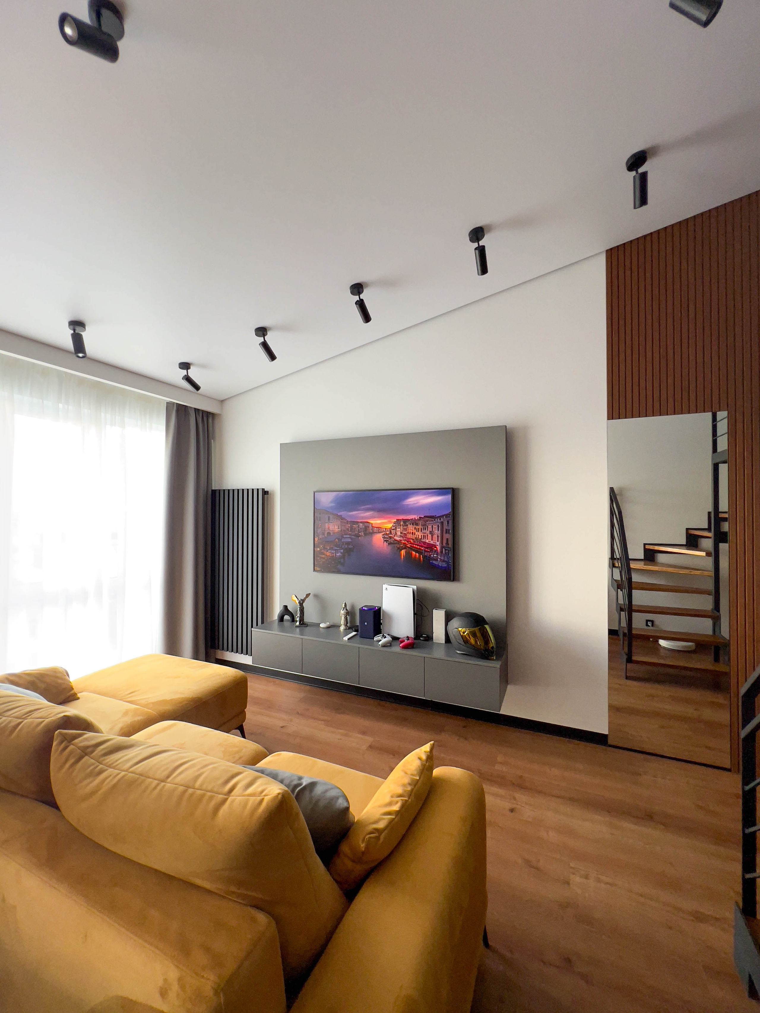 The apartment is on two levels. Fotograf Dmitrii Donets