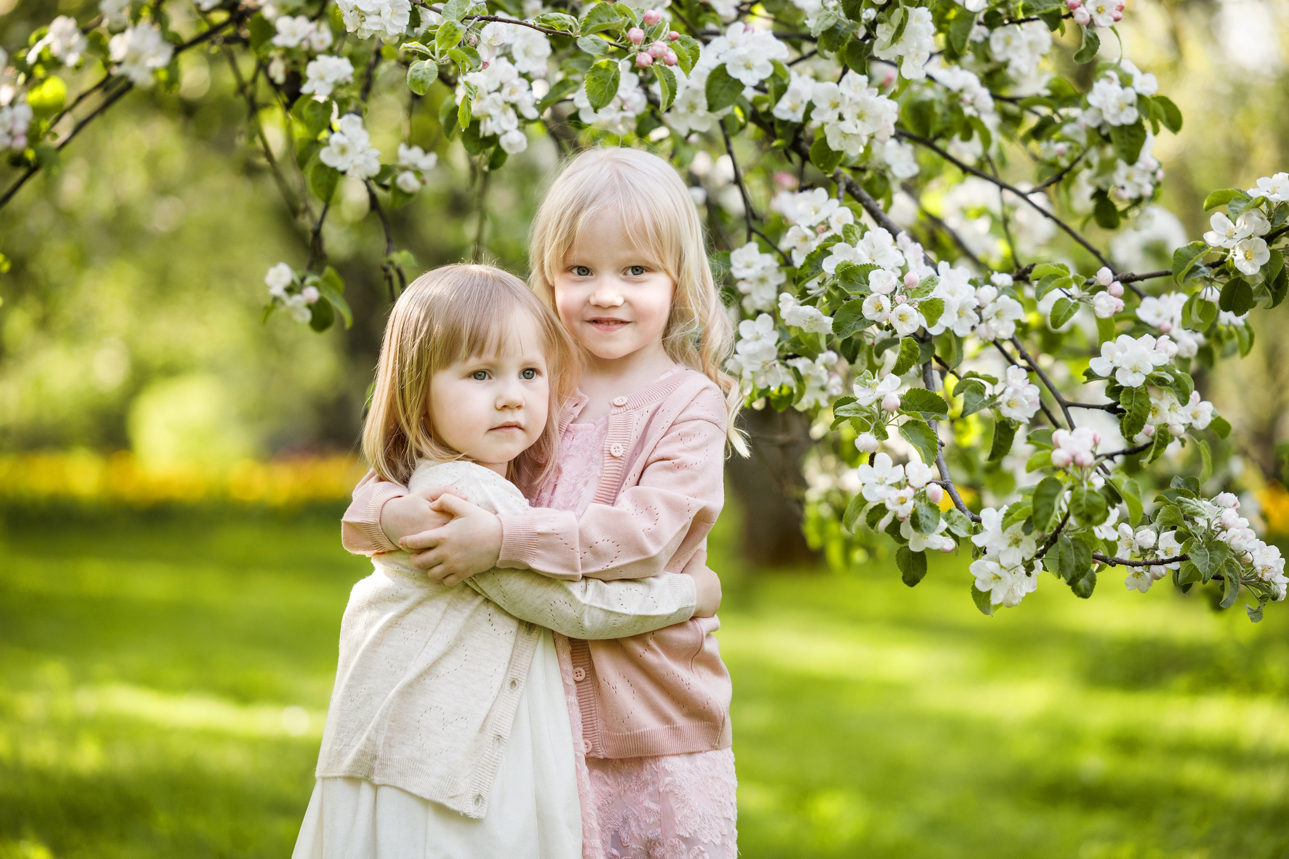 Детский портрет в цветущих яблонях