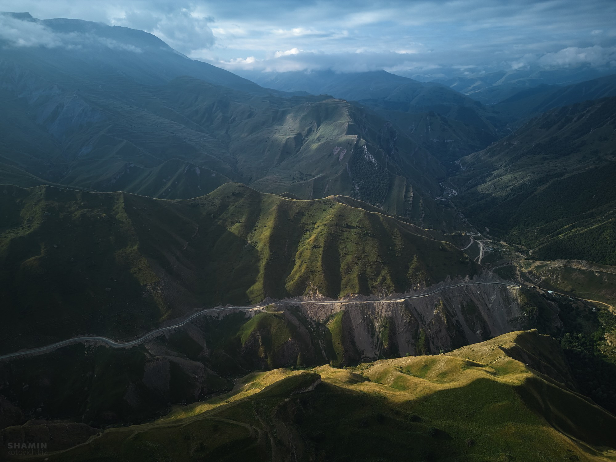 Фотографии горного Дагестана: величественные каньоны, изумрудные реки, древние башни и террасные склоны. Природа и архитектура республики в мягком свете рассветов и закатов, снятые с дрона и земли, передающие дух и масштаб Кавказа. Фотограф Константин Шамин