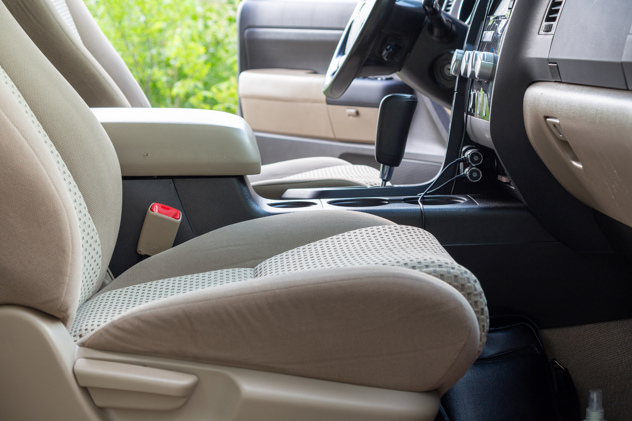 Фотосъемка автомобиля Toyota Tundra для продажи. Интерьерный фотограф и ретушер в Красноярске Денис Антропов