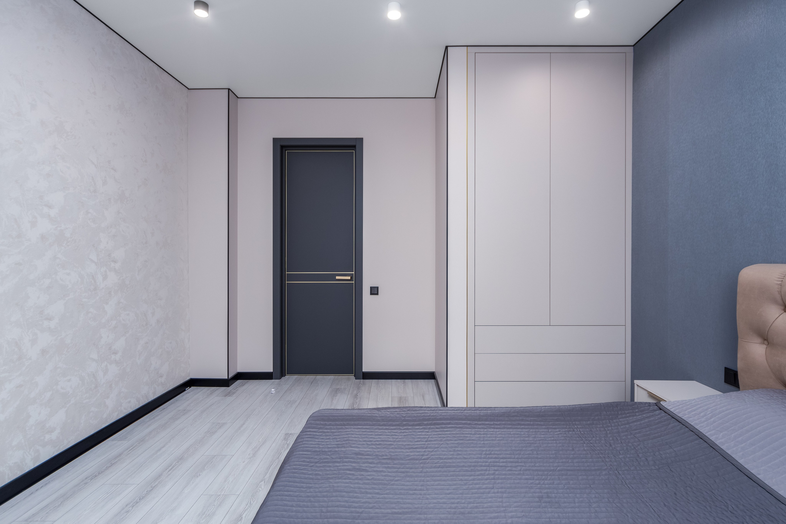 Интерьер спальни с зоной хранения в сталинском доме в Минске