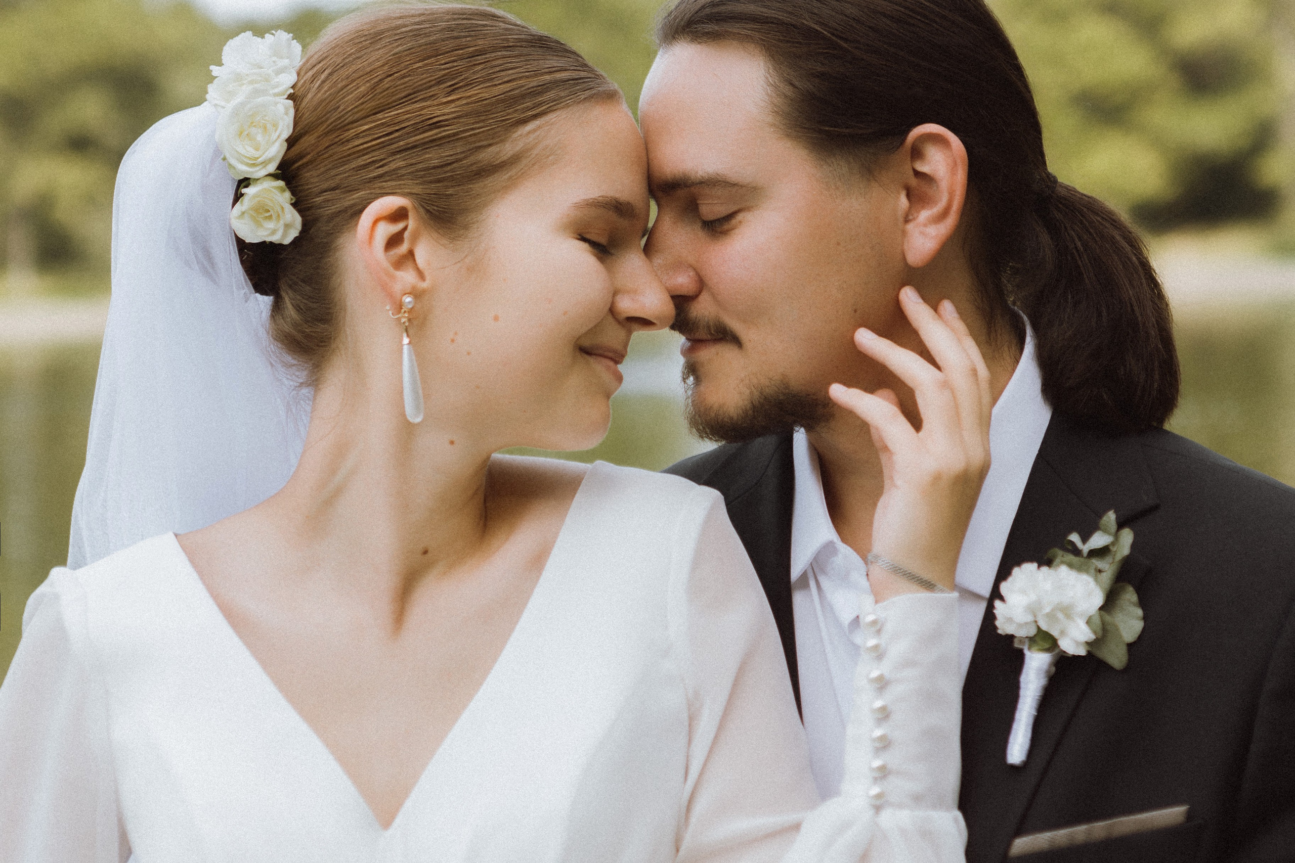 свадебная фотосессия в парке, портрет молодоженов, свадебный фотограф в Москве