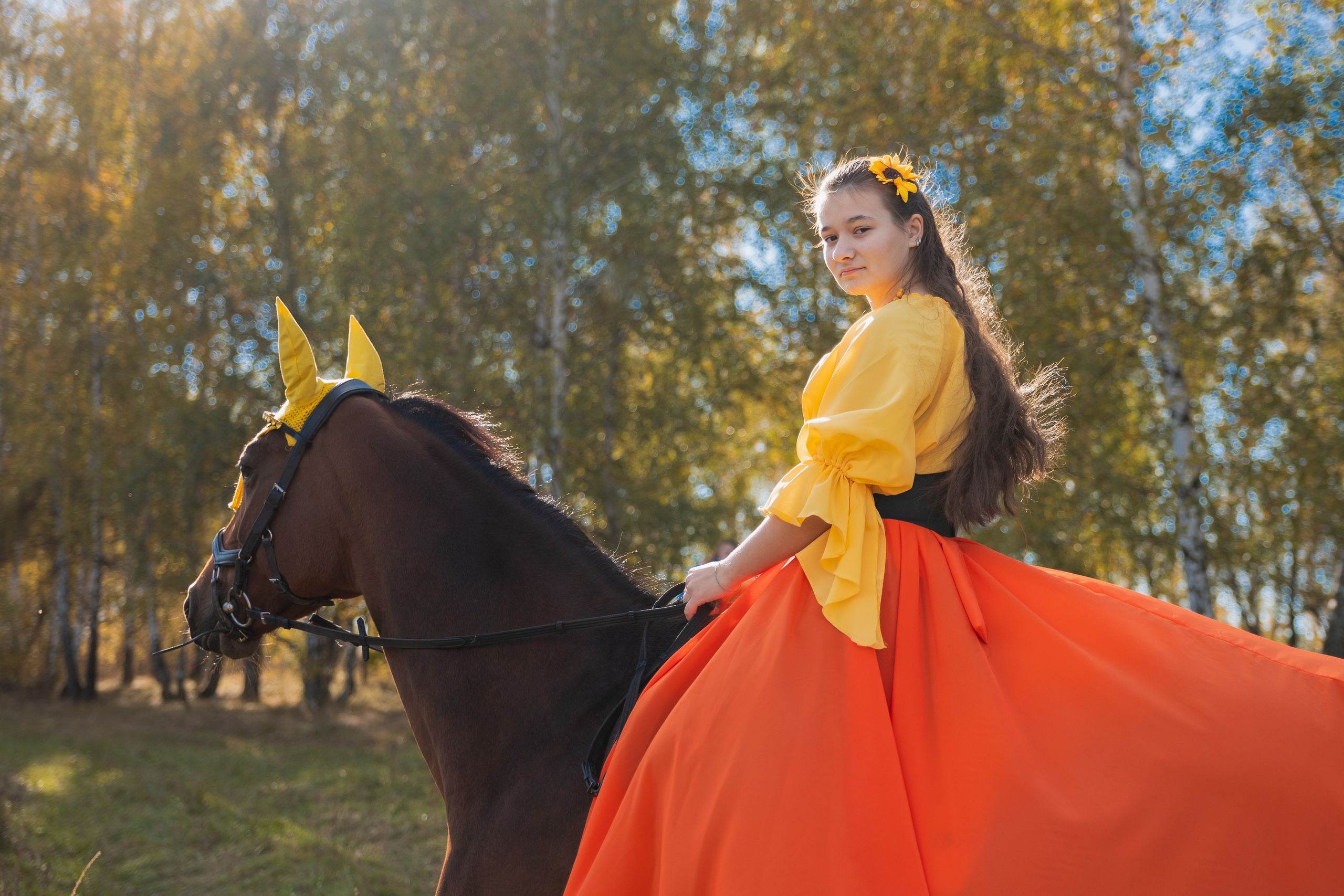 Качественные и доступные фото в Липецке. Пример: женская фотосессия с конем в золотом осеннем лесу.