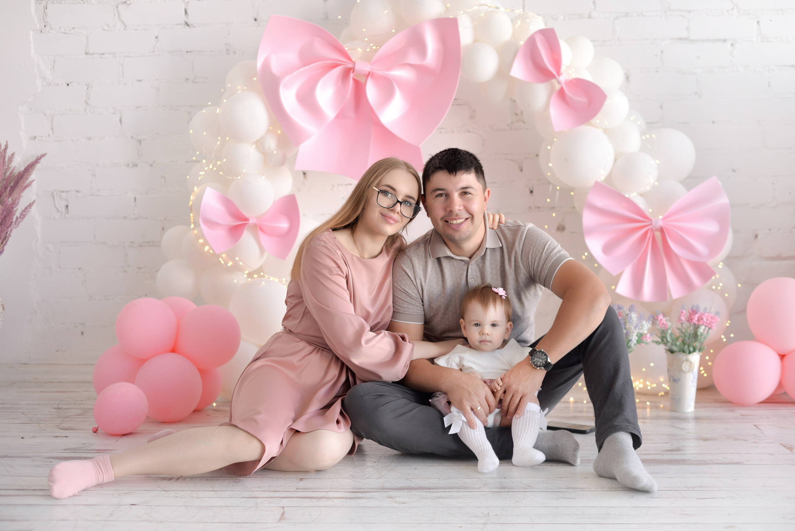 Ариана 1 годик с розовыми бантиками (Рита и Игорь родители). Семейный и свадебный фотограф Галина Абакумова, фотосессии в Белгороде