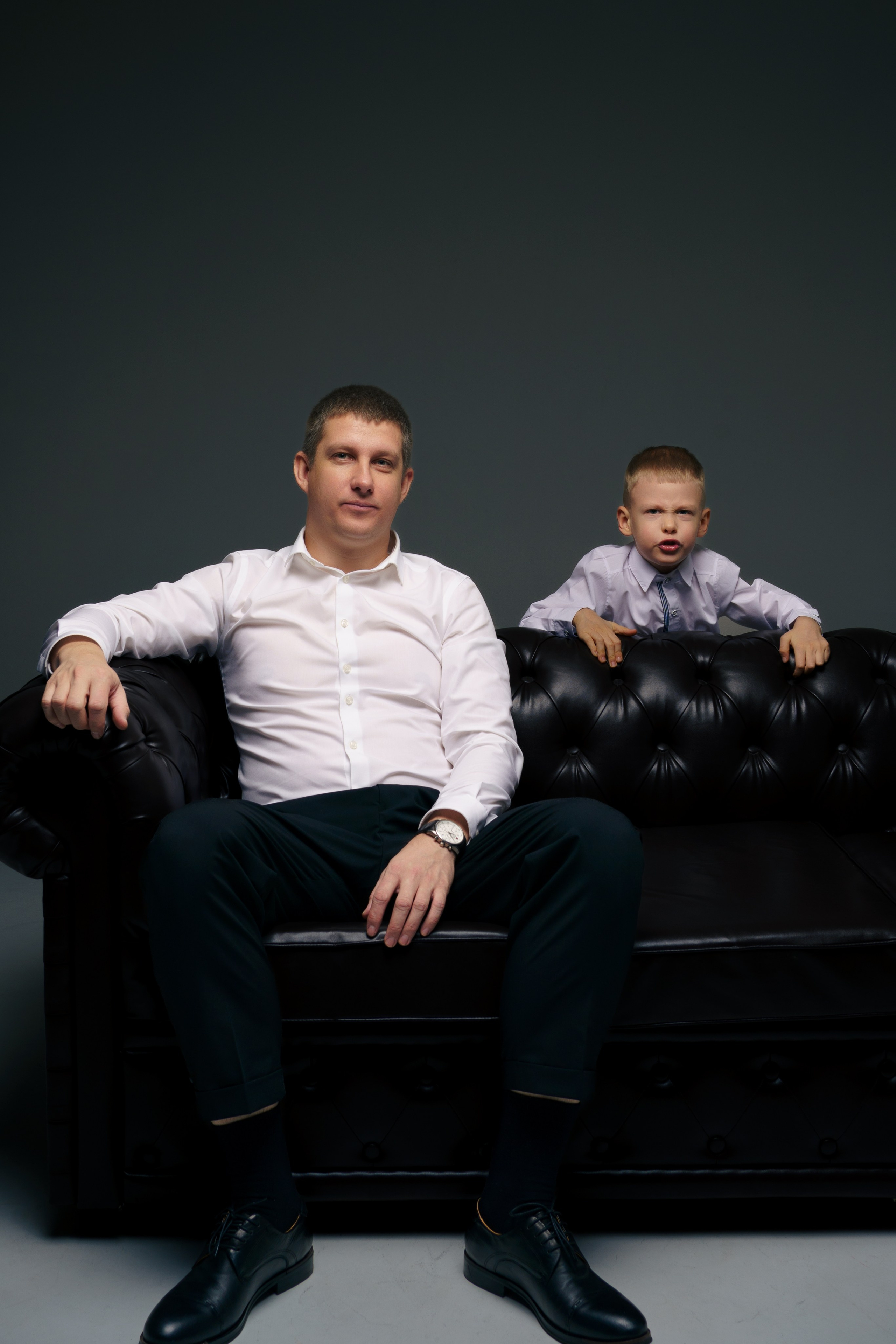 Фотосессия папа и сын в студии на диване
