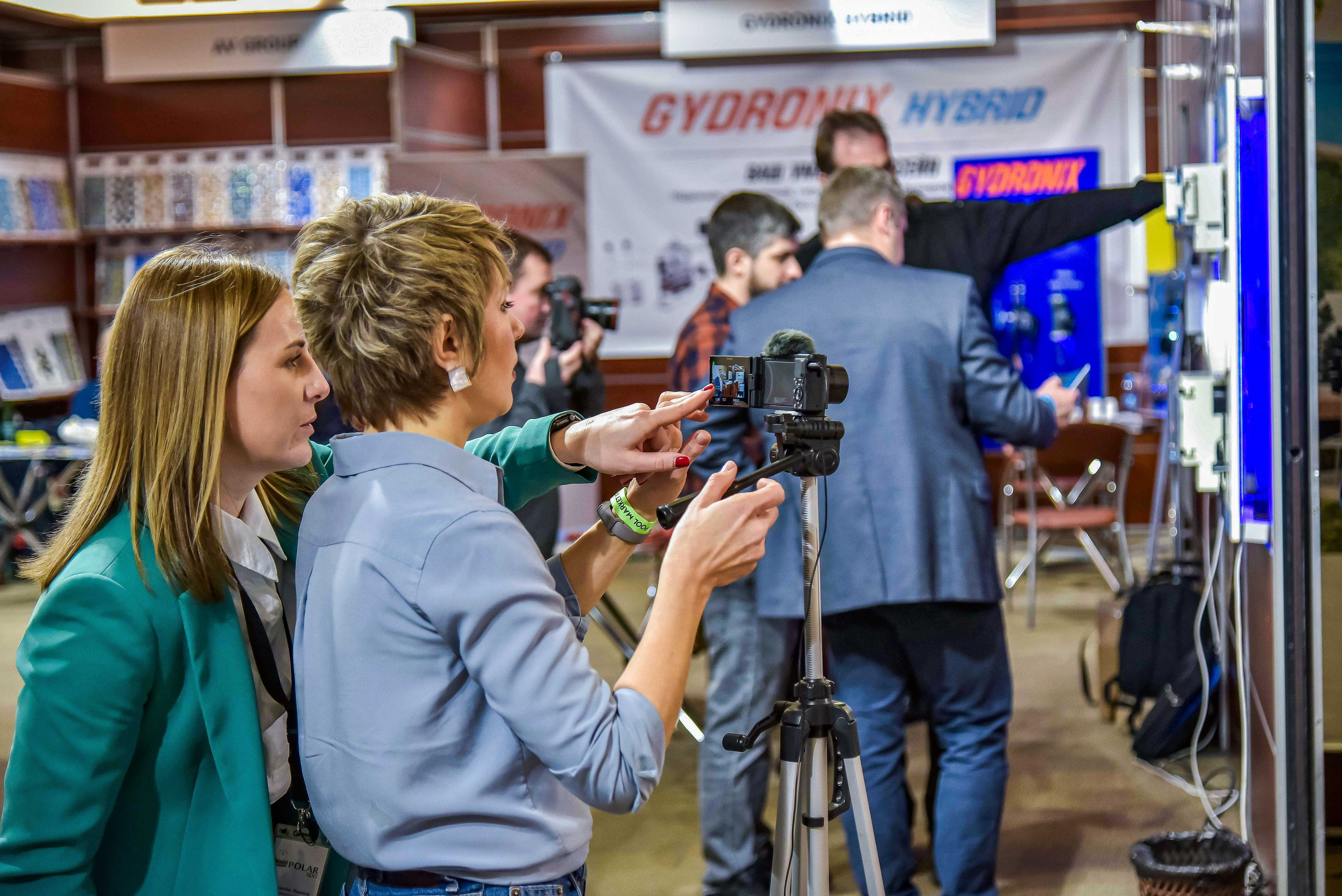 Выступление спикера на выставке в Москве, репортажная фотосъемка мероприятия передает атмосферу мероприятия.