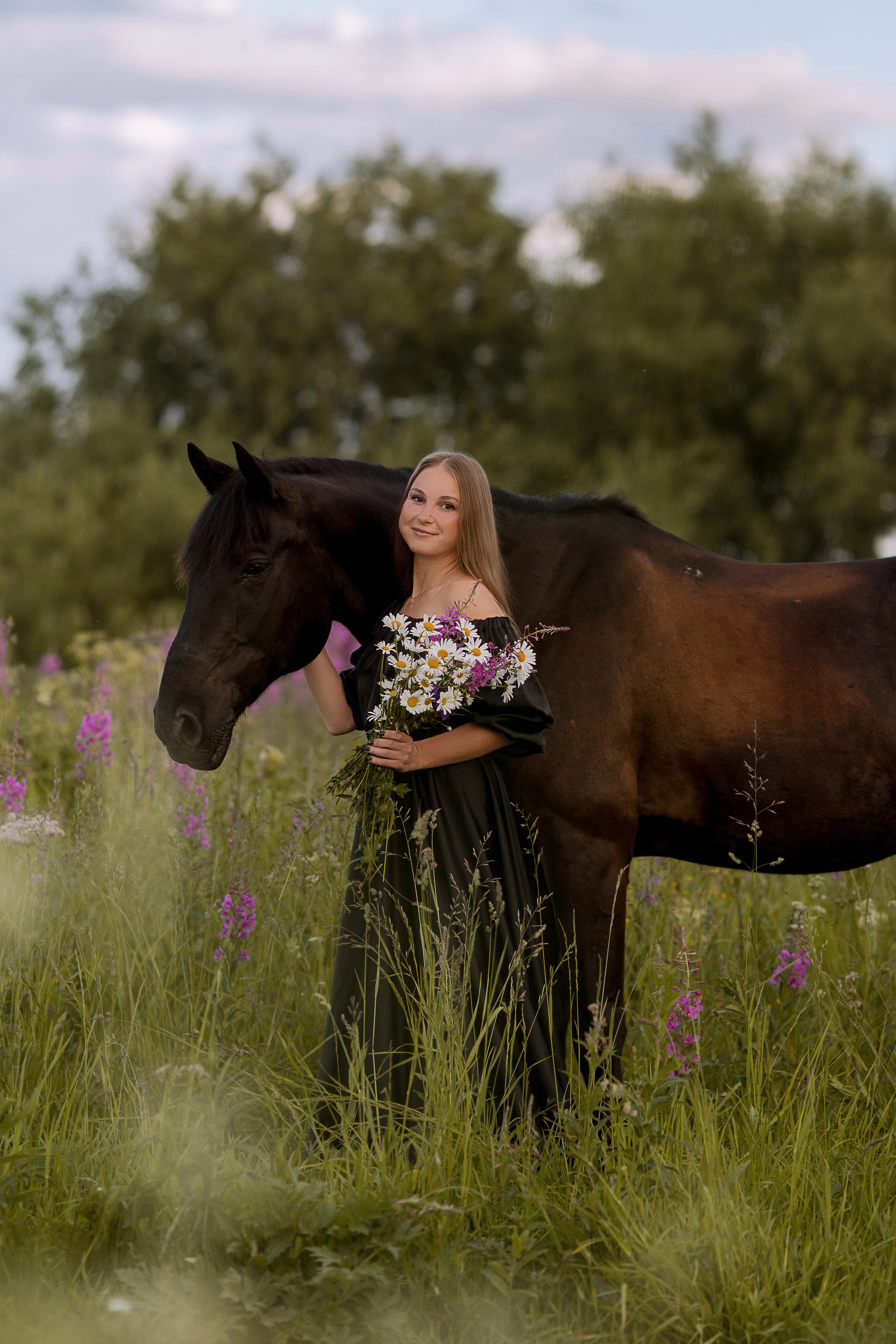 Девушка на вороной лошади в черном платье