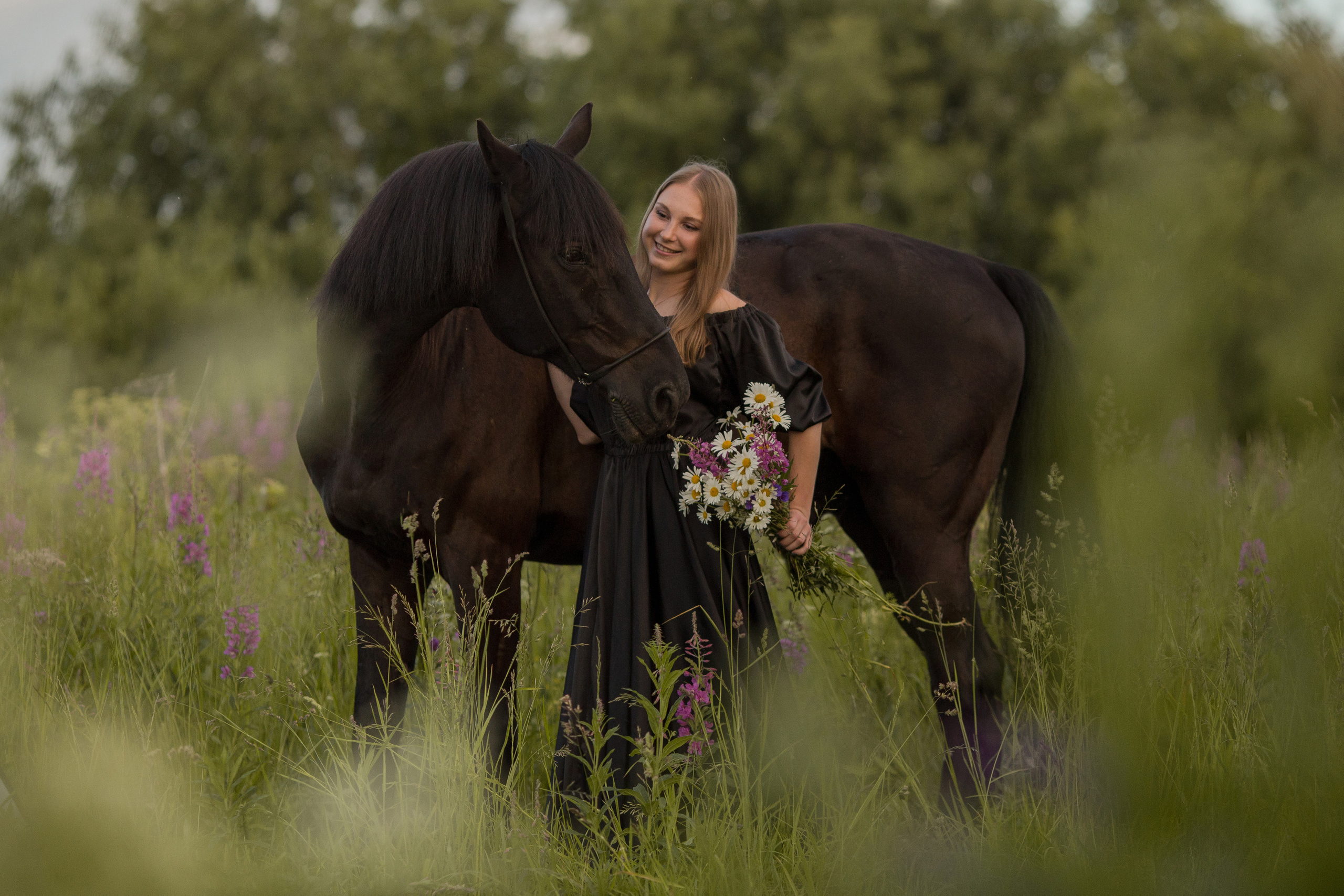 Девушка на вороной лошади в черном платье