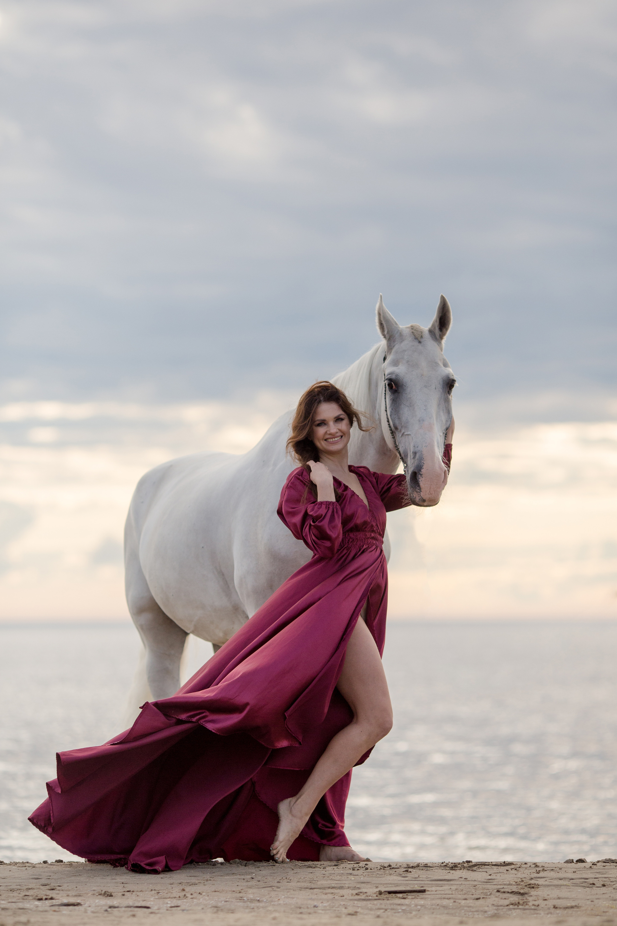 Фото с лошадью в красном платье