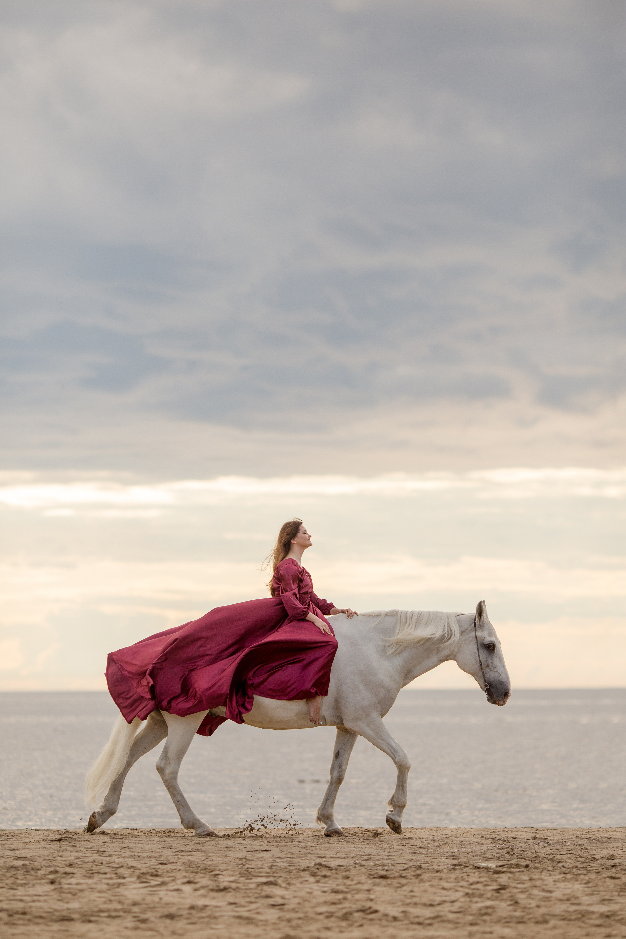 Фото с лошадью в красном платье