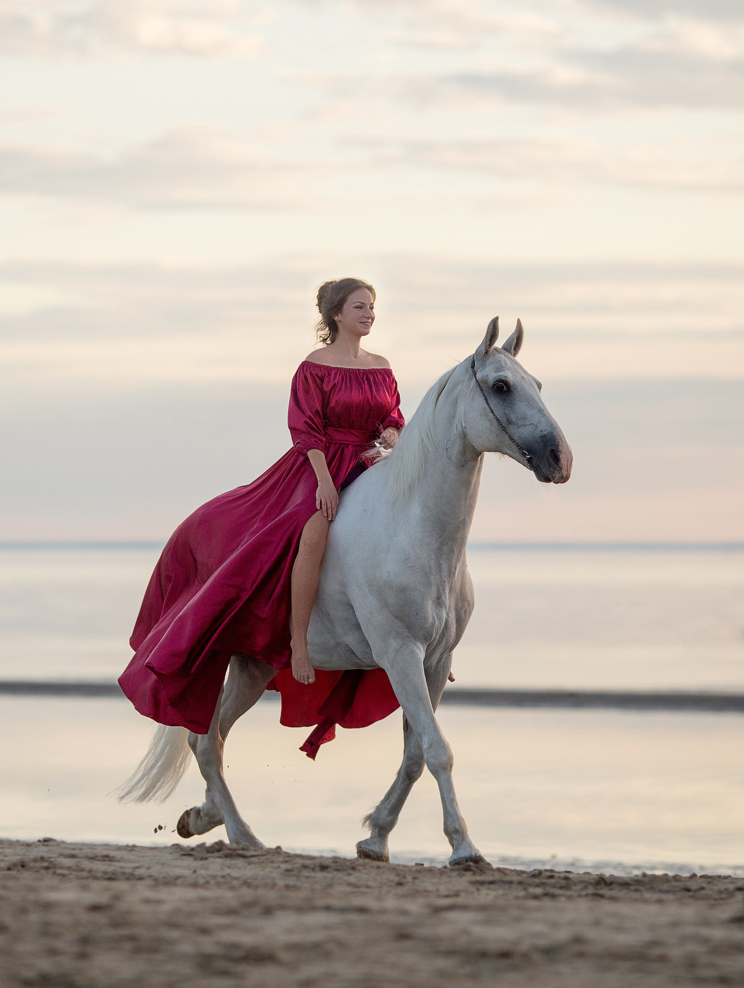 Фото девушки и лошади на море