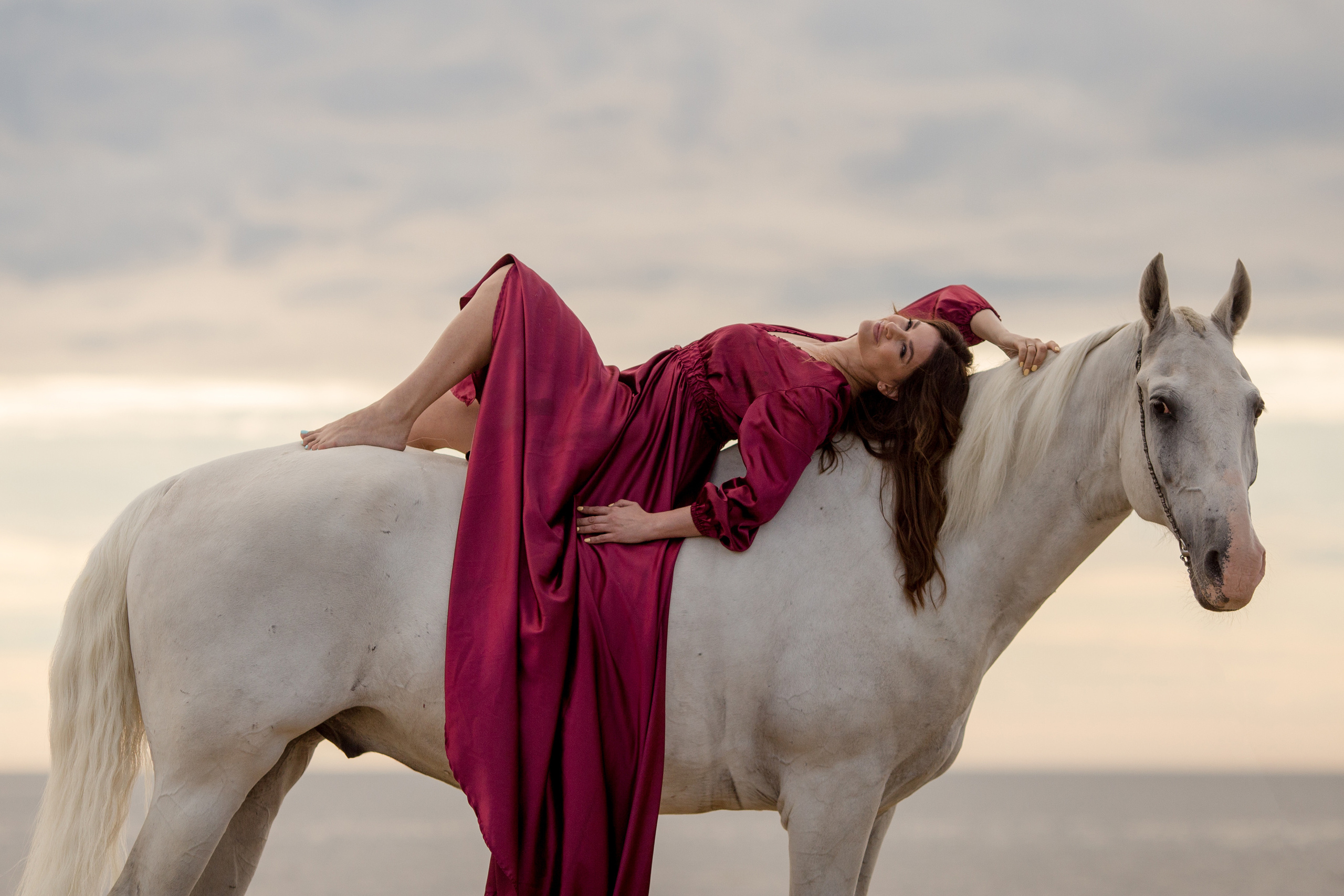 Фото с лошадью в красном платье