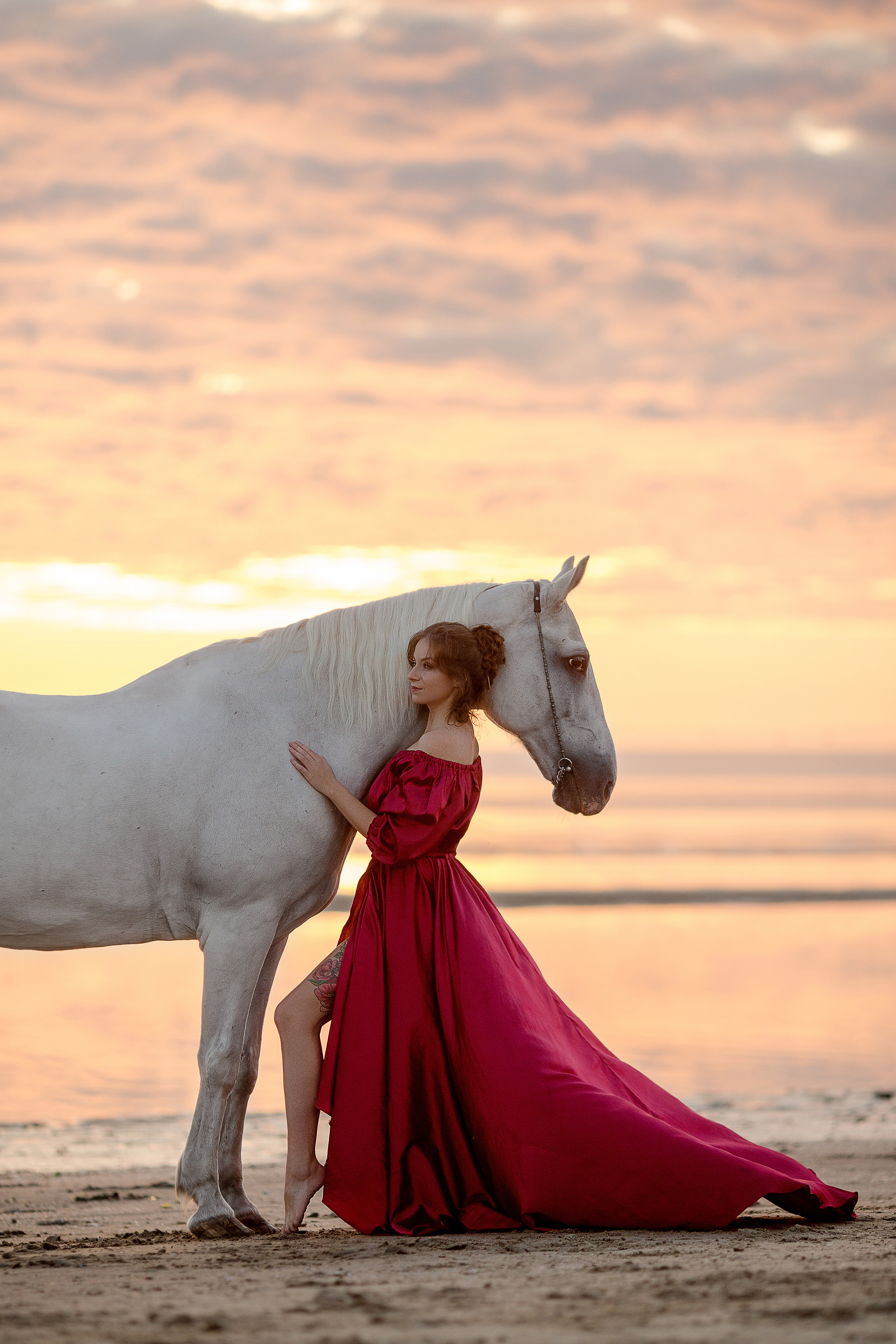 Фото девушки и лошади на море