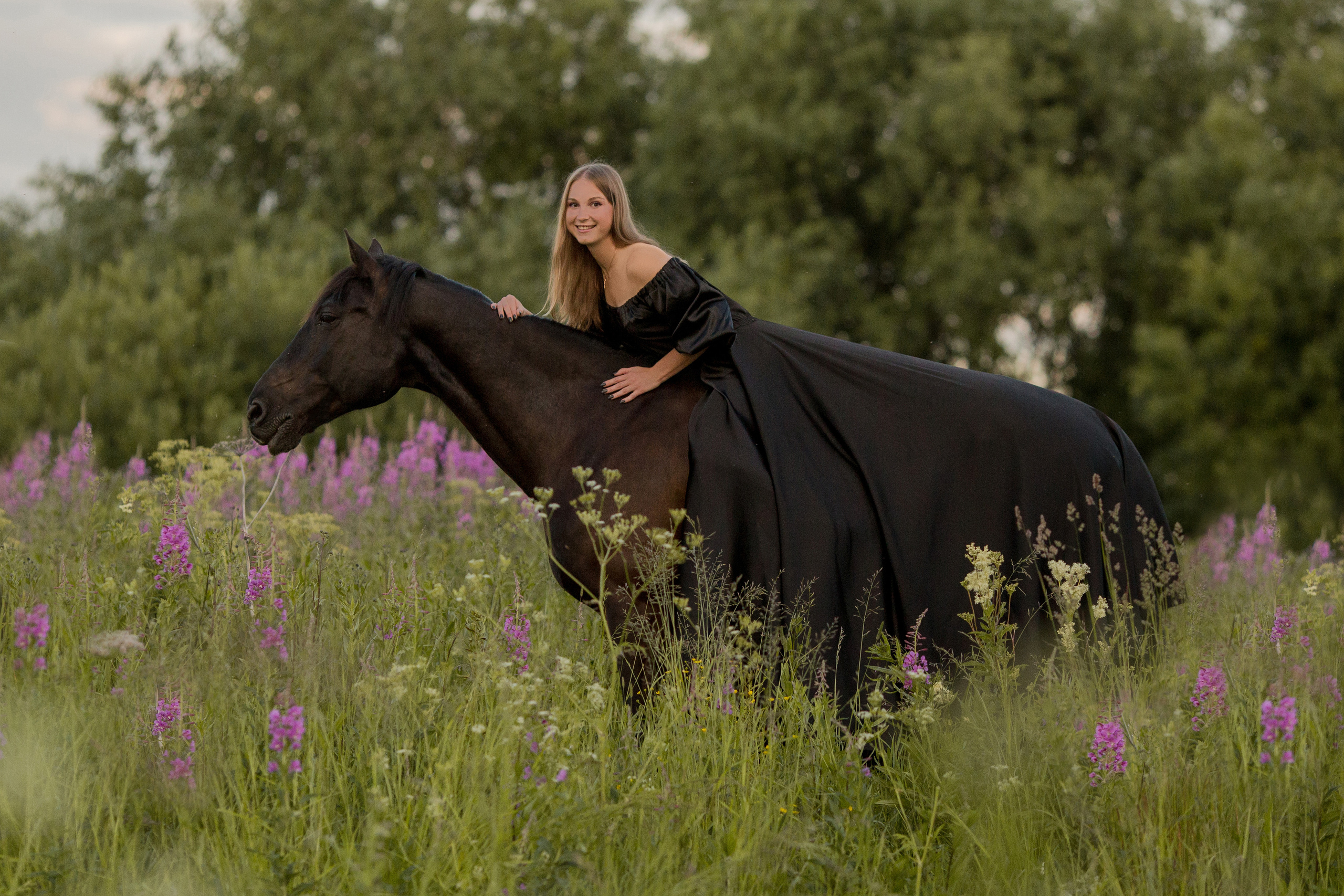 Девушка на вороной лошади в черном платье