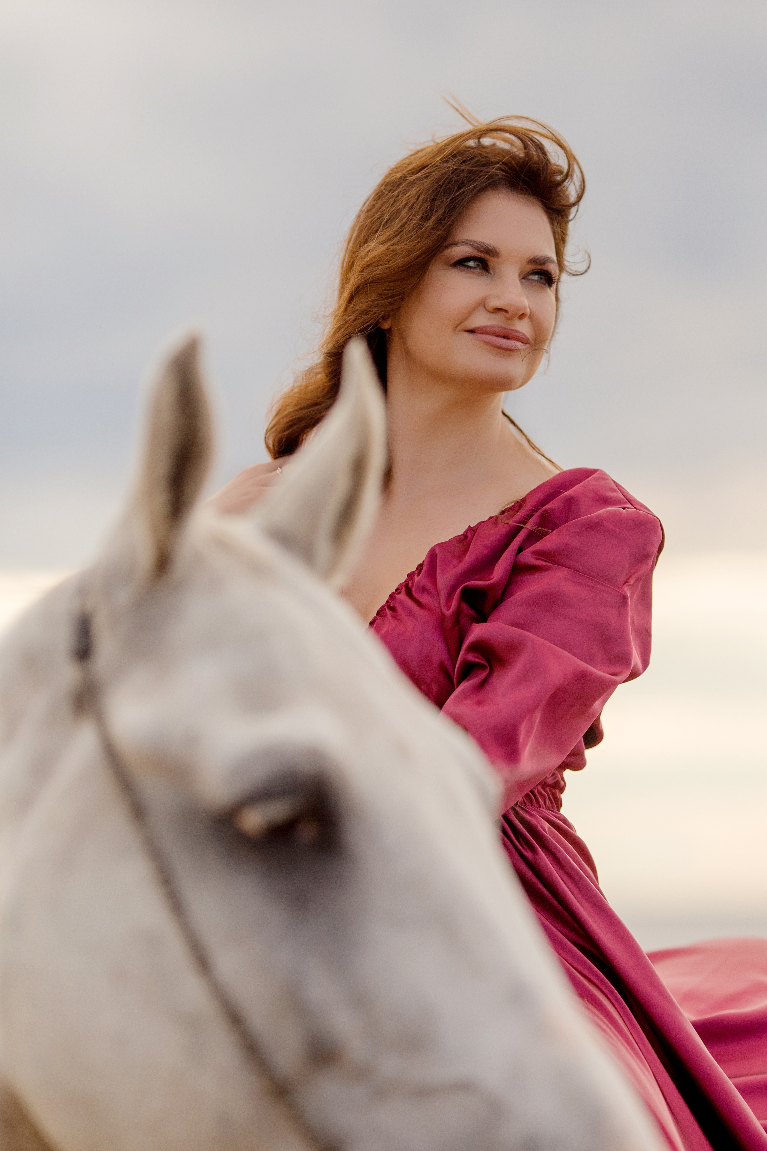 Фото с лошадью в красном платье