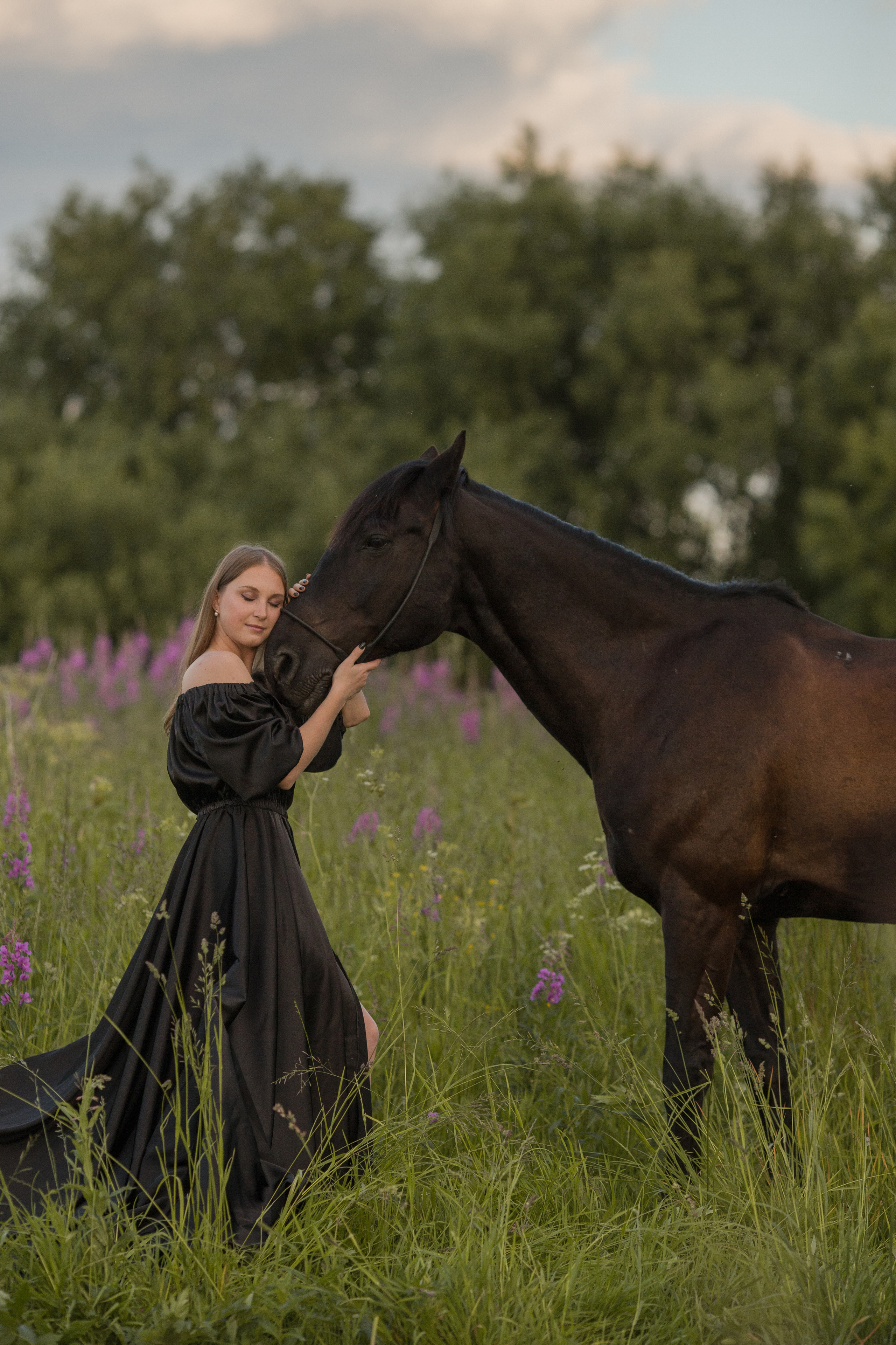 Девушка на вороной лошади в черном платье