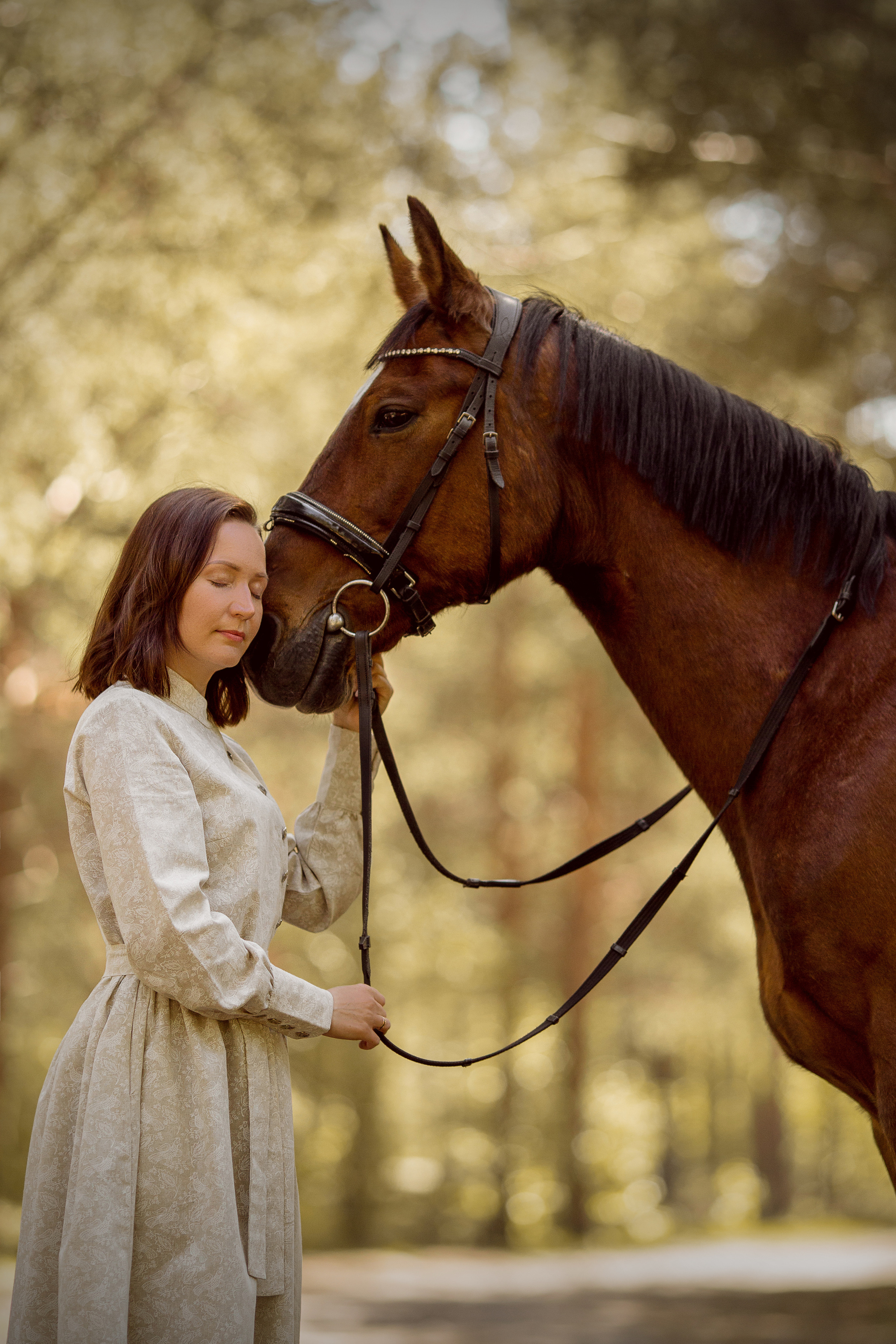 Фото девушки и лошади в платье