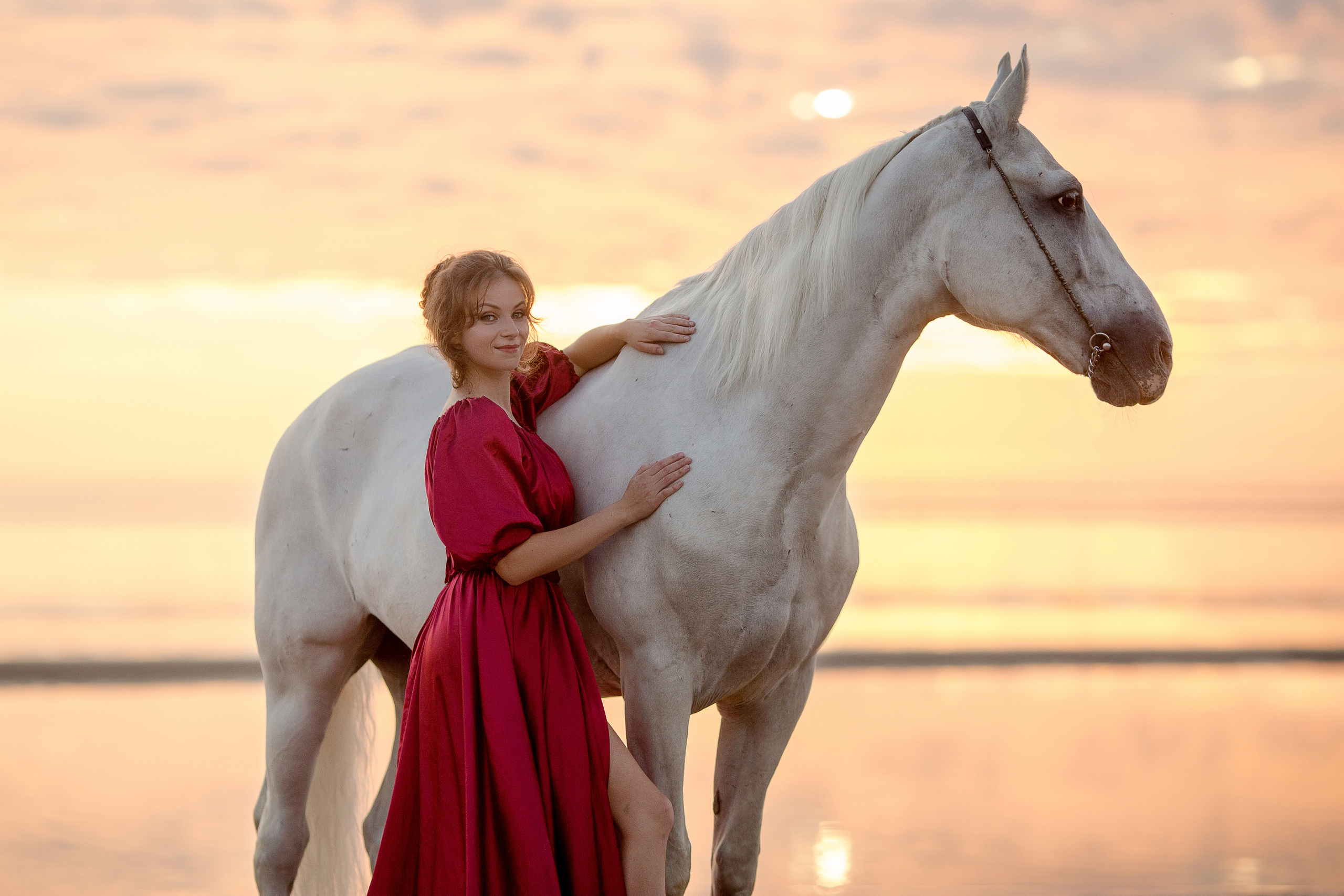 Фото девушки и лошади на море