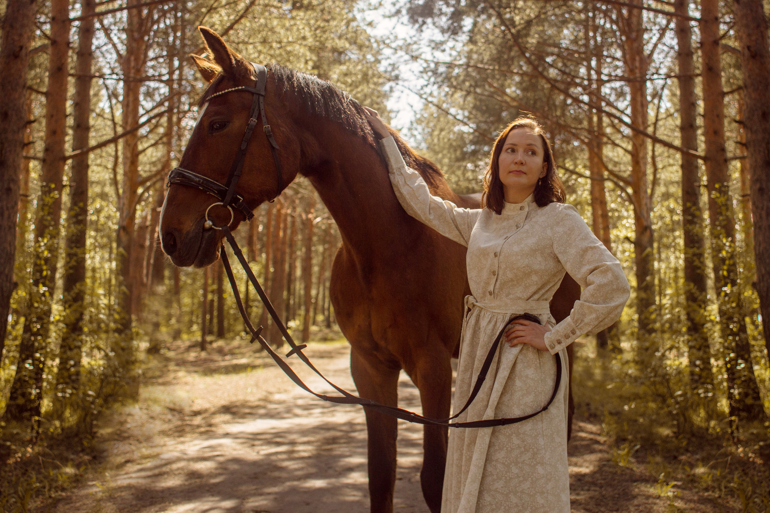 Фото девушки и лошади в платье