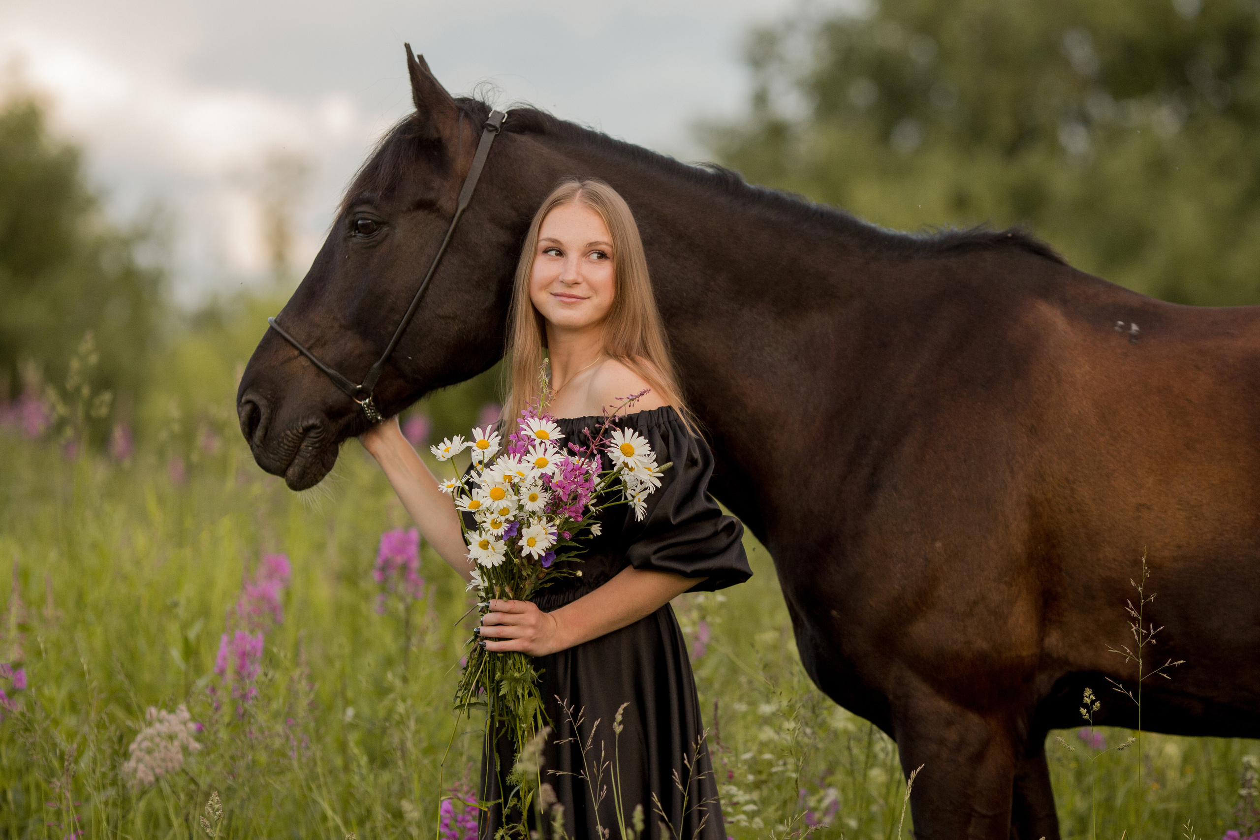 Девушка на вороной лошади в черном платье
