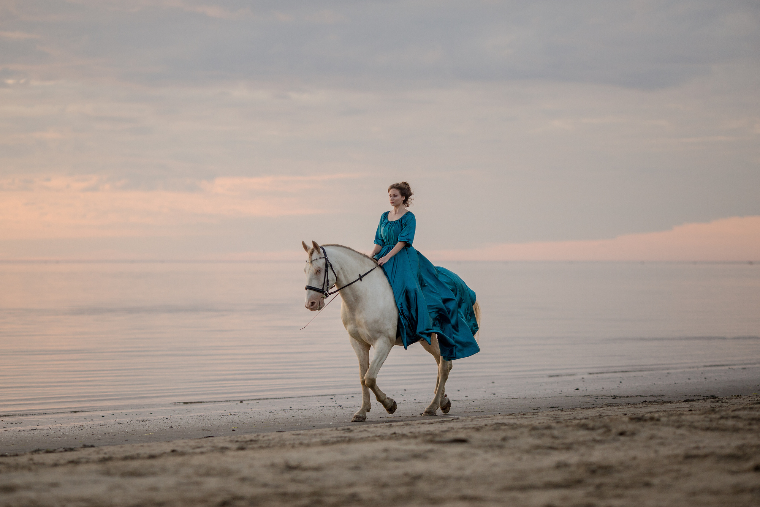 Фото девушки и лошади на море