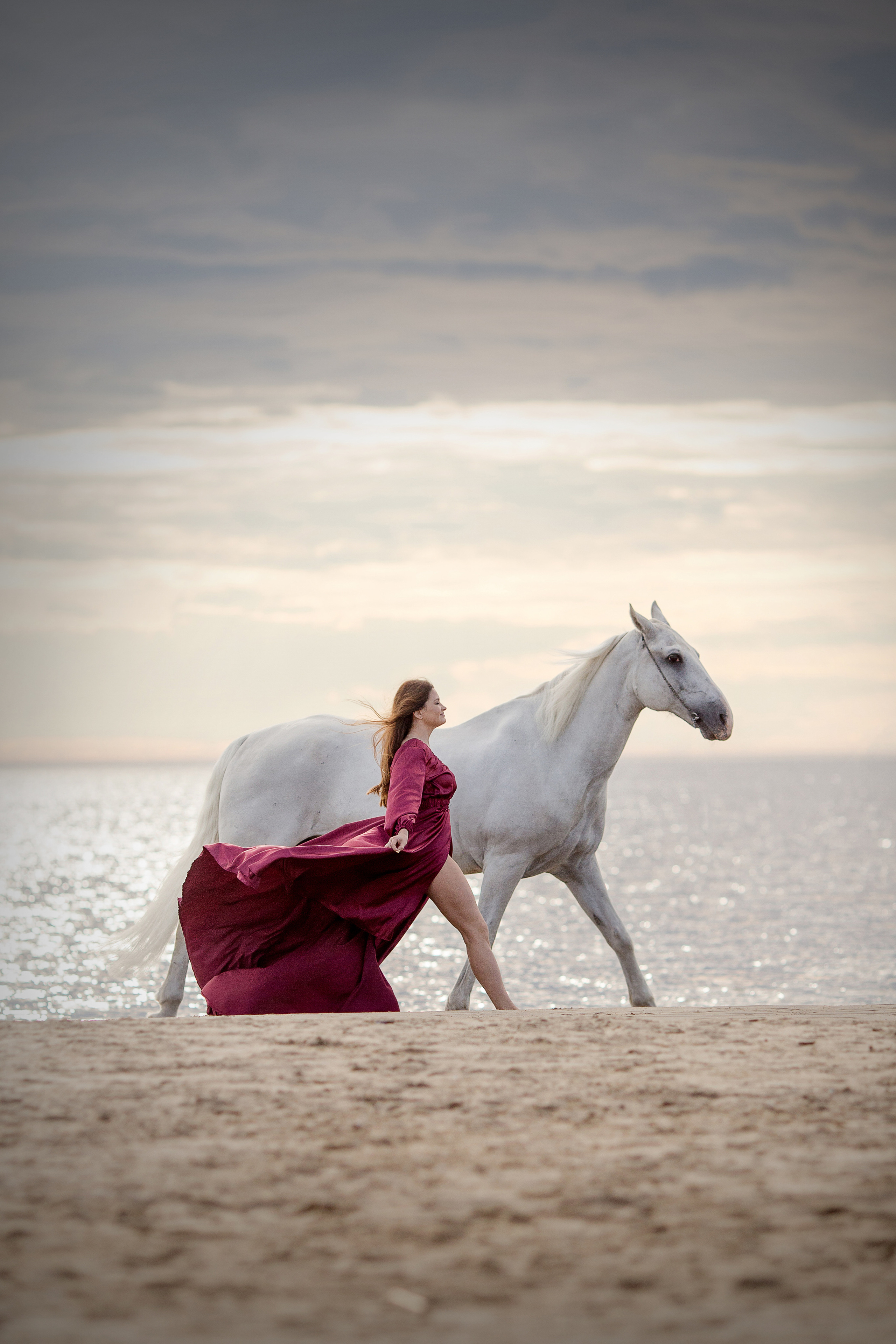 Фото с лошадью в красном платье