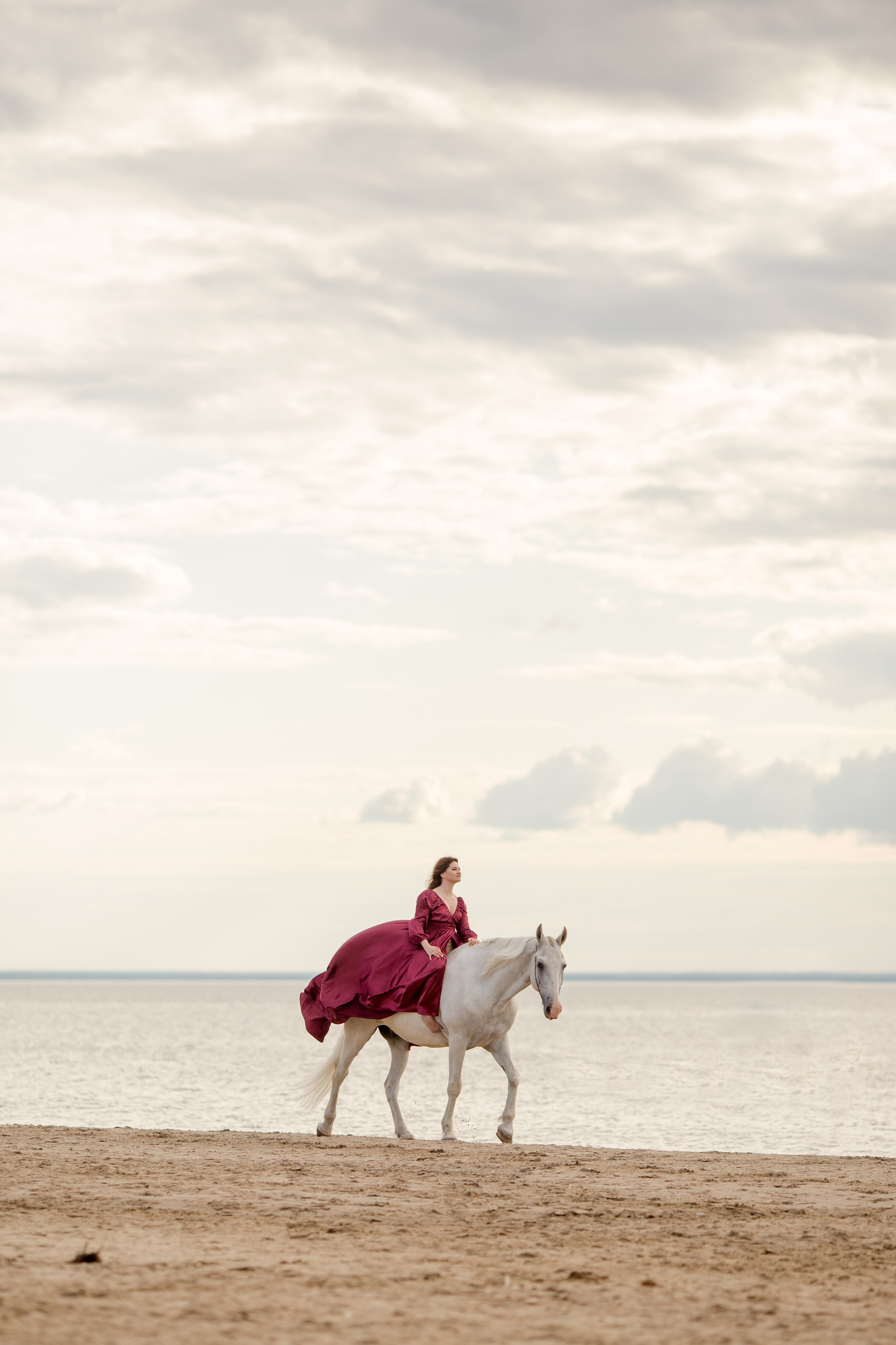 Фото с лошадью в красном платье