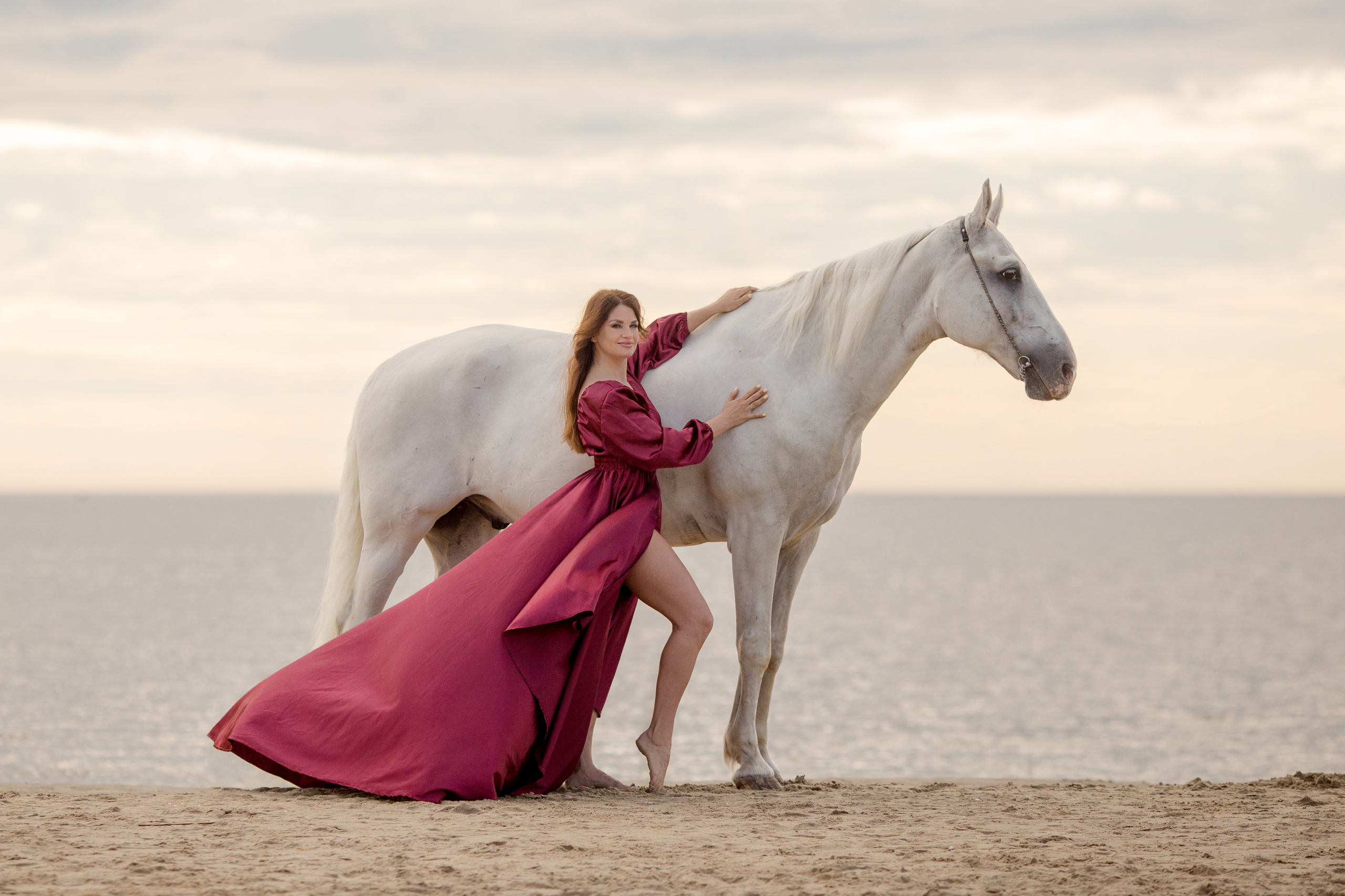 Фото с лошадью в красном платье