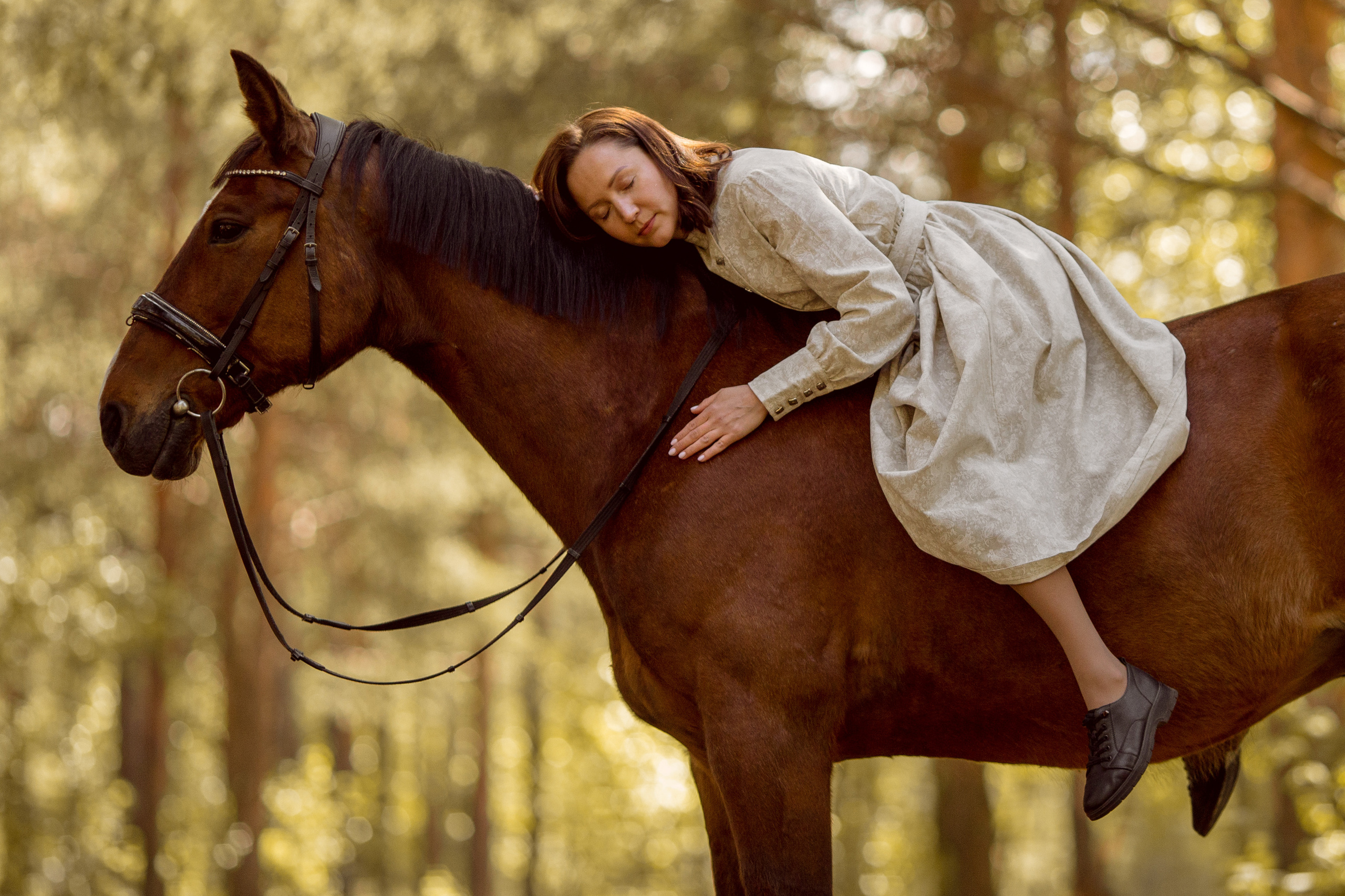 Фото девушки и лошади в платье