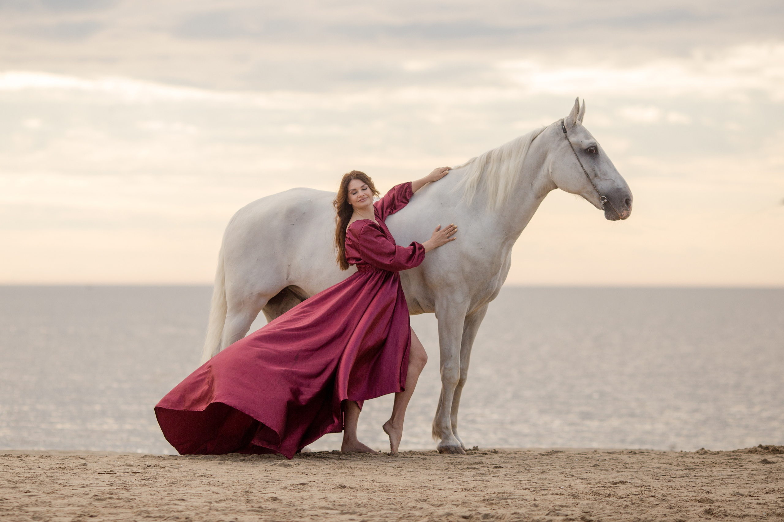 Фото с лошадью в красном платье