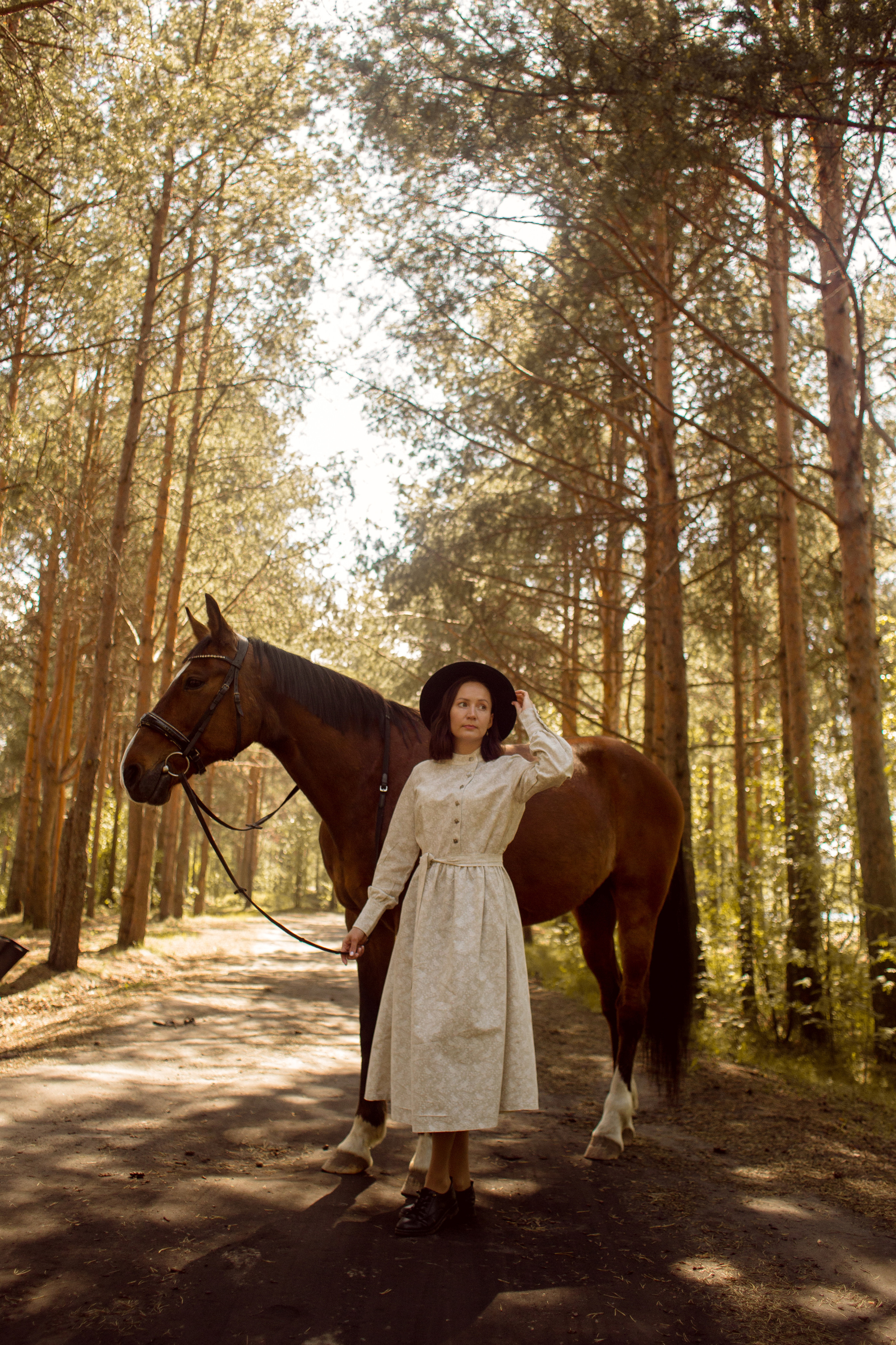 Фото девушки и лошади в платье