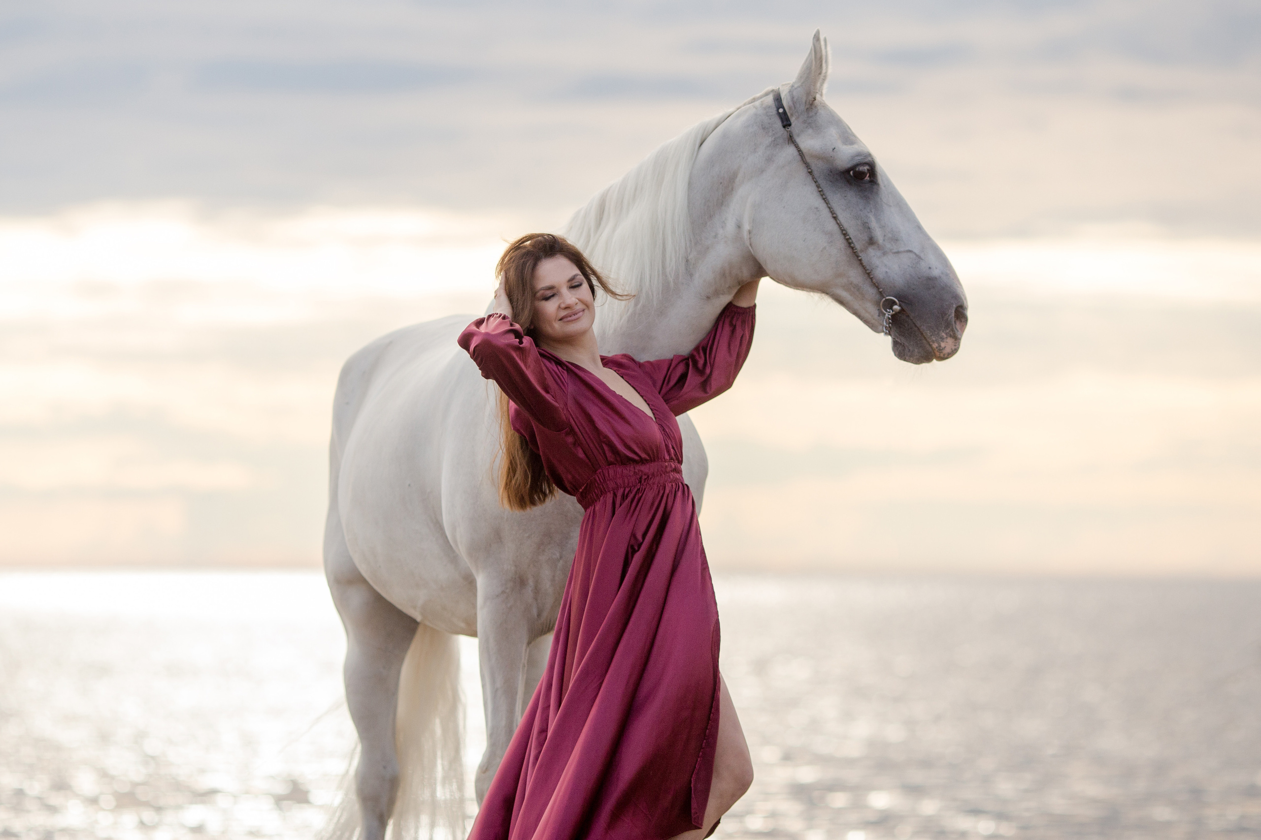 Фото с лошадью в красном платье