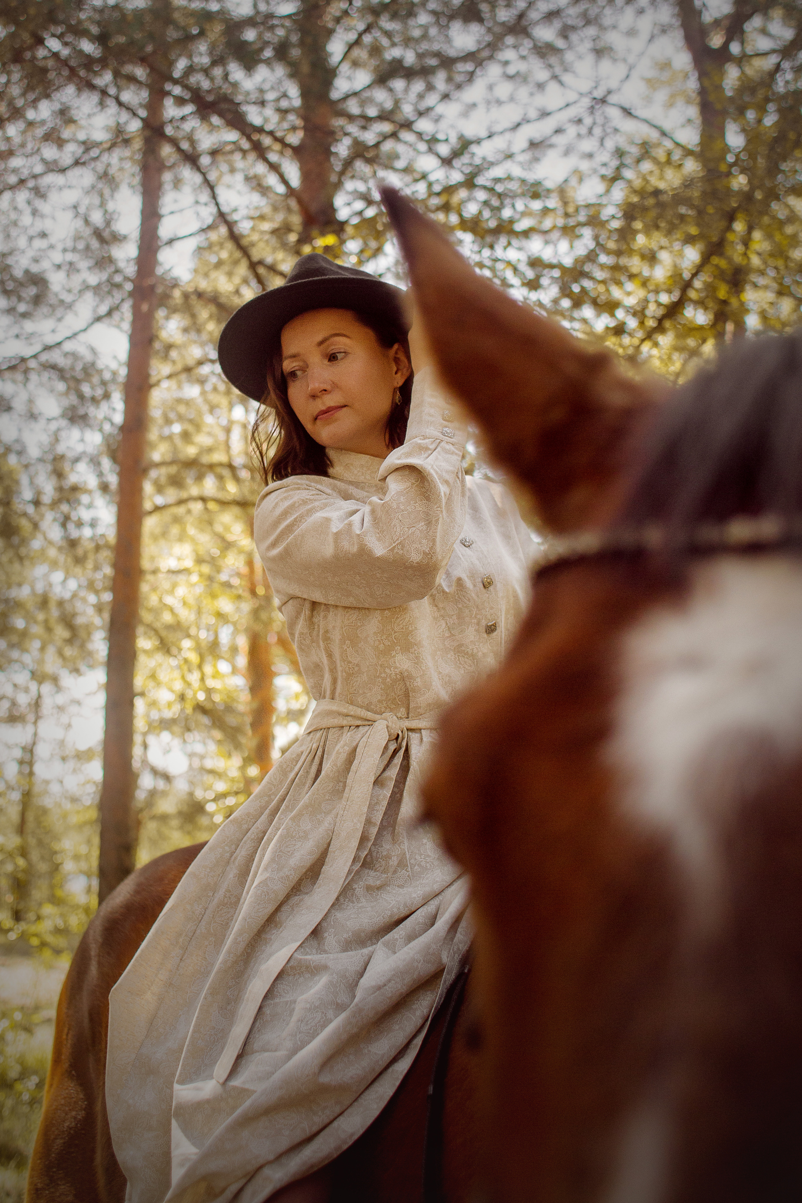 Фото девушки и лошади в платье