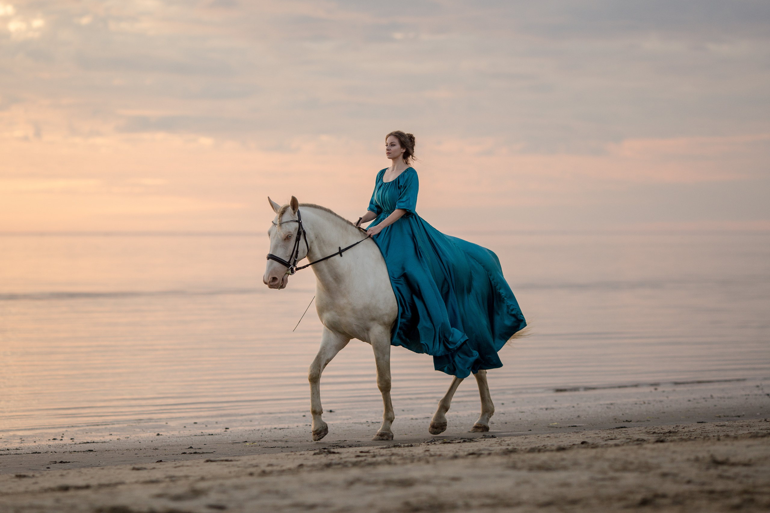 Фото девушки и лошади на море